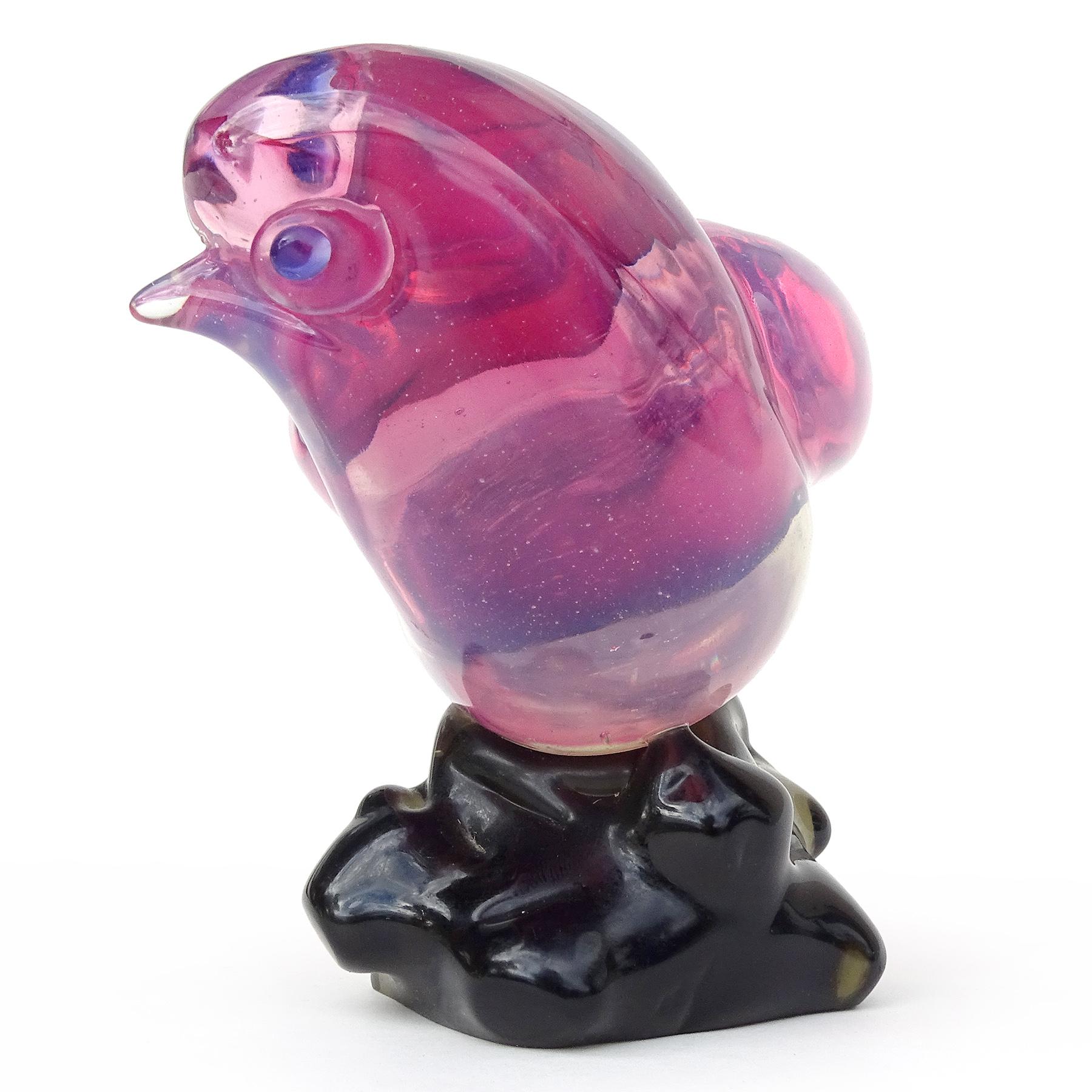 Beautiful vintage Murano hand blown Sommerso opalescent pink and clear Italian art glass bird figurine / sculpture. Documented to the Seguso Vetri d'Arte company, circa 1950s. The cute bird has applied blue eyes, and stands on a black rock base.