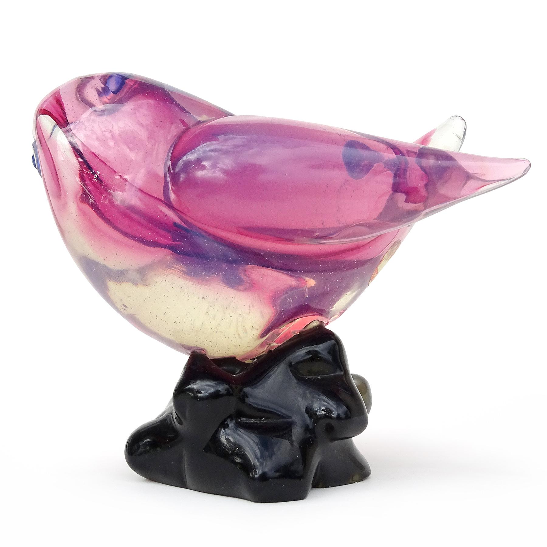 Seguso Vetri d'Arte Murano Vintage Pink Opal Black Italian Art Glass Bird Figure In Good Condition In Kissimmee, FL
