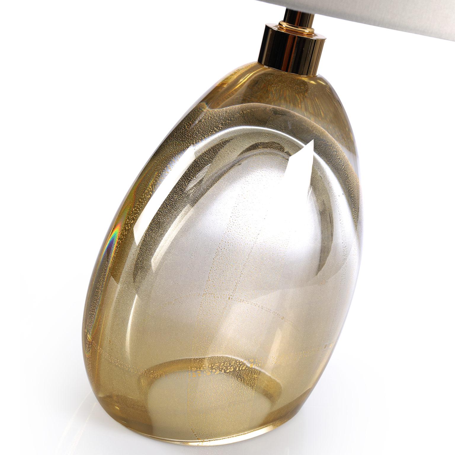 Lampade da tavolo in vetro di Murano Glass Sommerso oro di Seguso Vetri d'Arte. Disponibile con paralume nero o bianco. Contiene due lampadine standard.