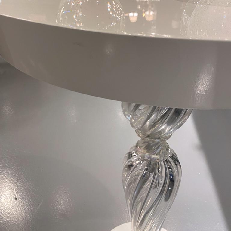 Palazzo side table with Murano glass legs by Seguso Vertri d'Arte. An elegant and versatile design that can fit into a wide range of interiors. A white lacquered top is supported by a clear, iridescent Murano glass leg anchored to a white lacquer
