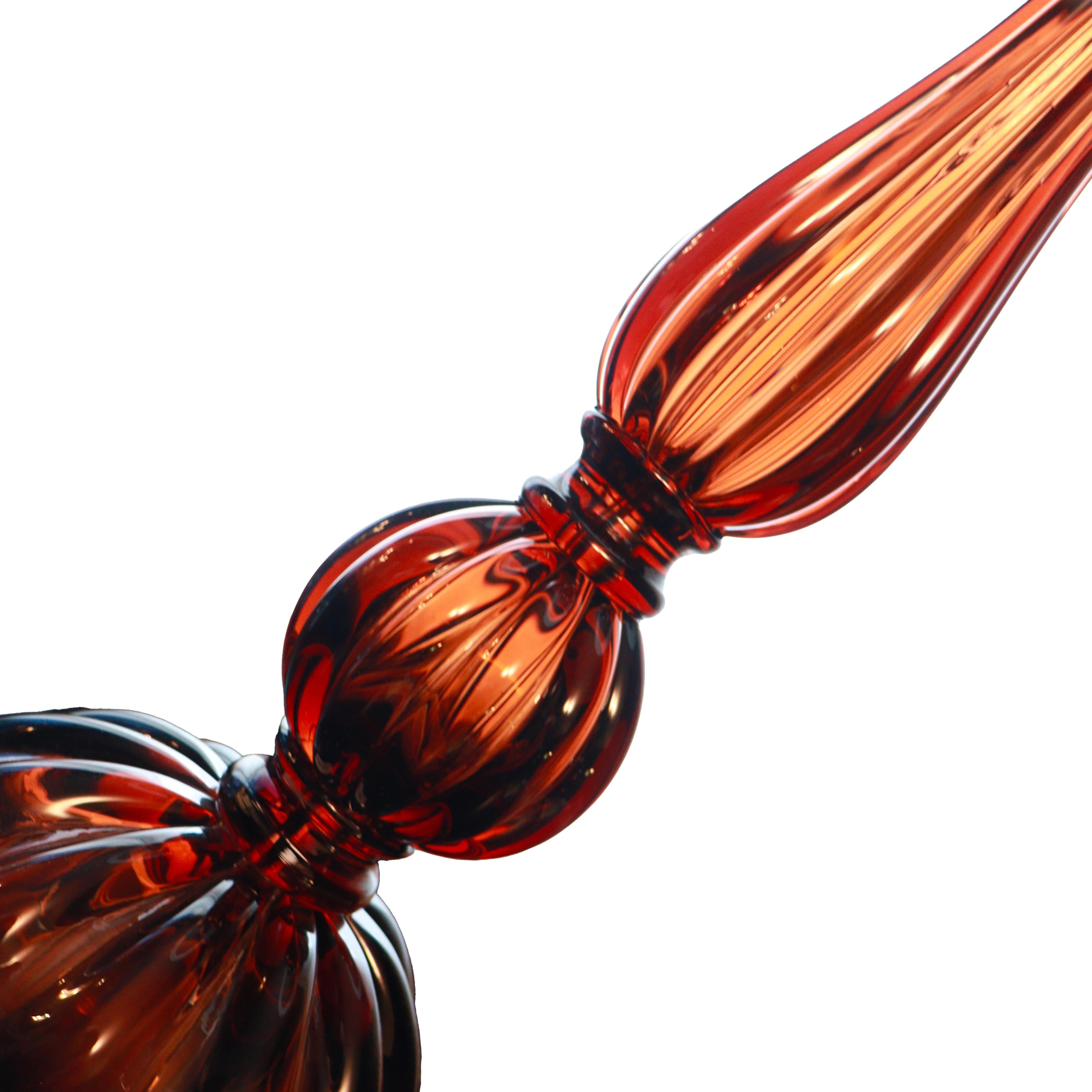 Lámpara de sobremesa de cristal de Murano Perla, de Seguso Vetri d'Arte. Hecha a mano en vidrio soplado a boca de color topo, con tallo estriado recto en forma de gota. Disponible con pantalla blanca o negra a elegir. Admite dos bombillas estándar y