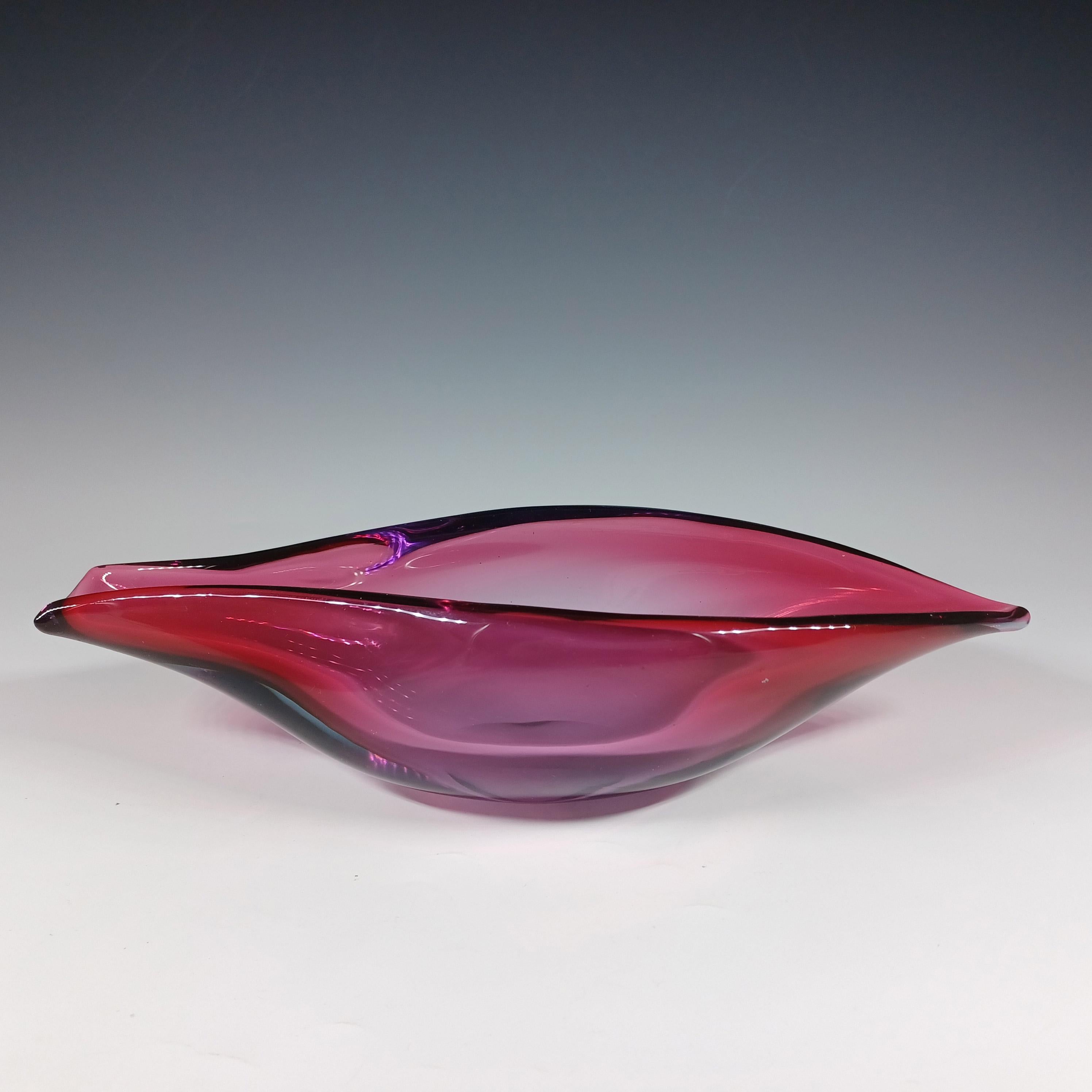 Ecco una meravigliosa ciotola a forma di foglia in vetro incamiciato rosa e viola, realizzata sull'isola di Murano, vicino a Venezia, in Italia. Lo attribuisco vagamente a Seguso Vetri d'Arte, basandomi su un disegno simile mostrato nell'eccellente