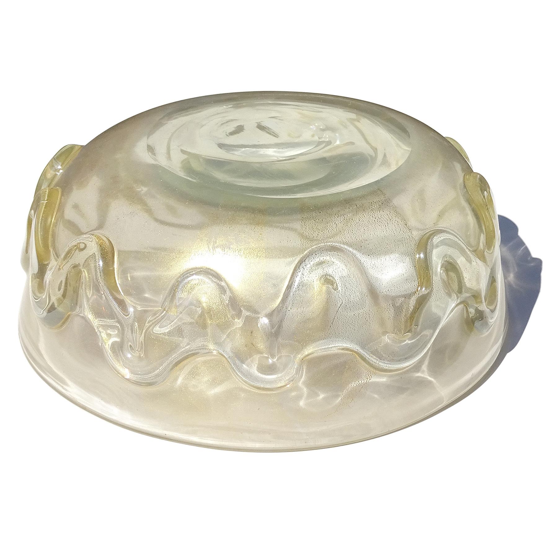 Seguso Vetri d'Arte Cuenco de vidrio artístico italiano iridiscente con motas doradas de Murano Poli en venta 2