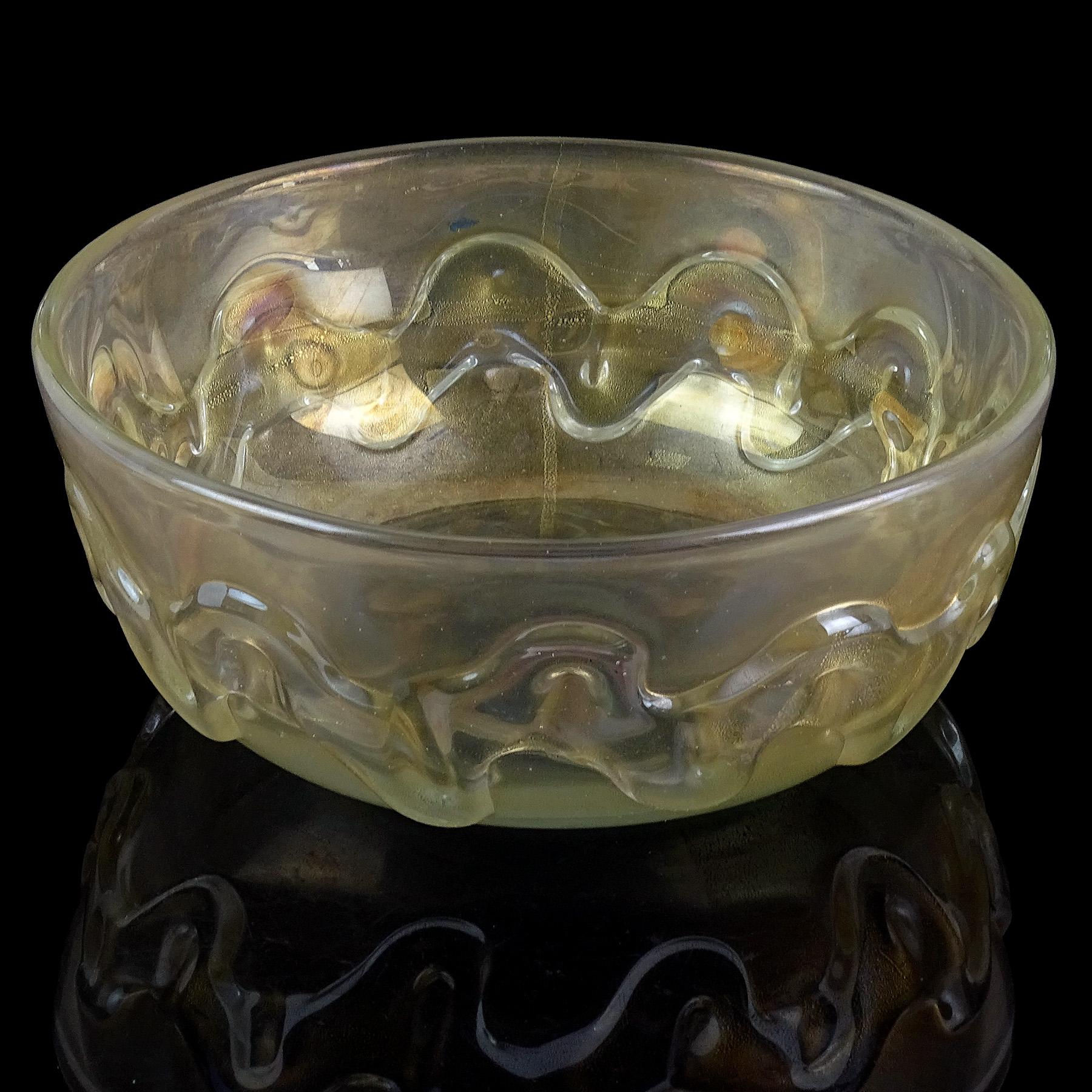 Seguso Vetri d'Arte Cuenco de vidrio artístico italiano iridiscente con motas doradas de Murano Poli Art Decó en venta