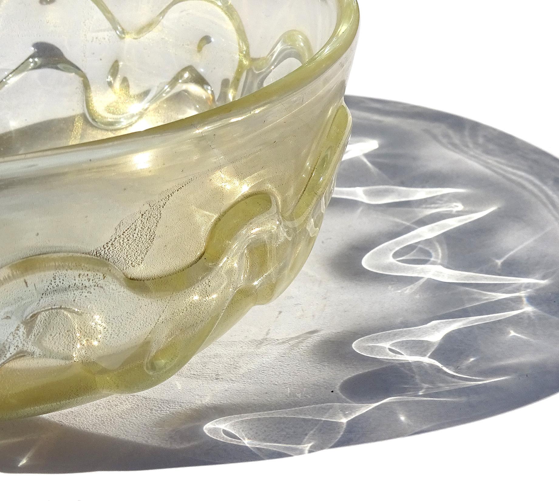 Seguso Vetri d'Arte Cuenco de vidrio artístico italiano iridiscente con motas doradas de Murano Poli Hecho a mano en venta