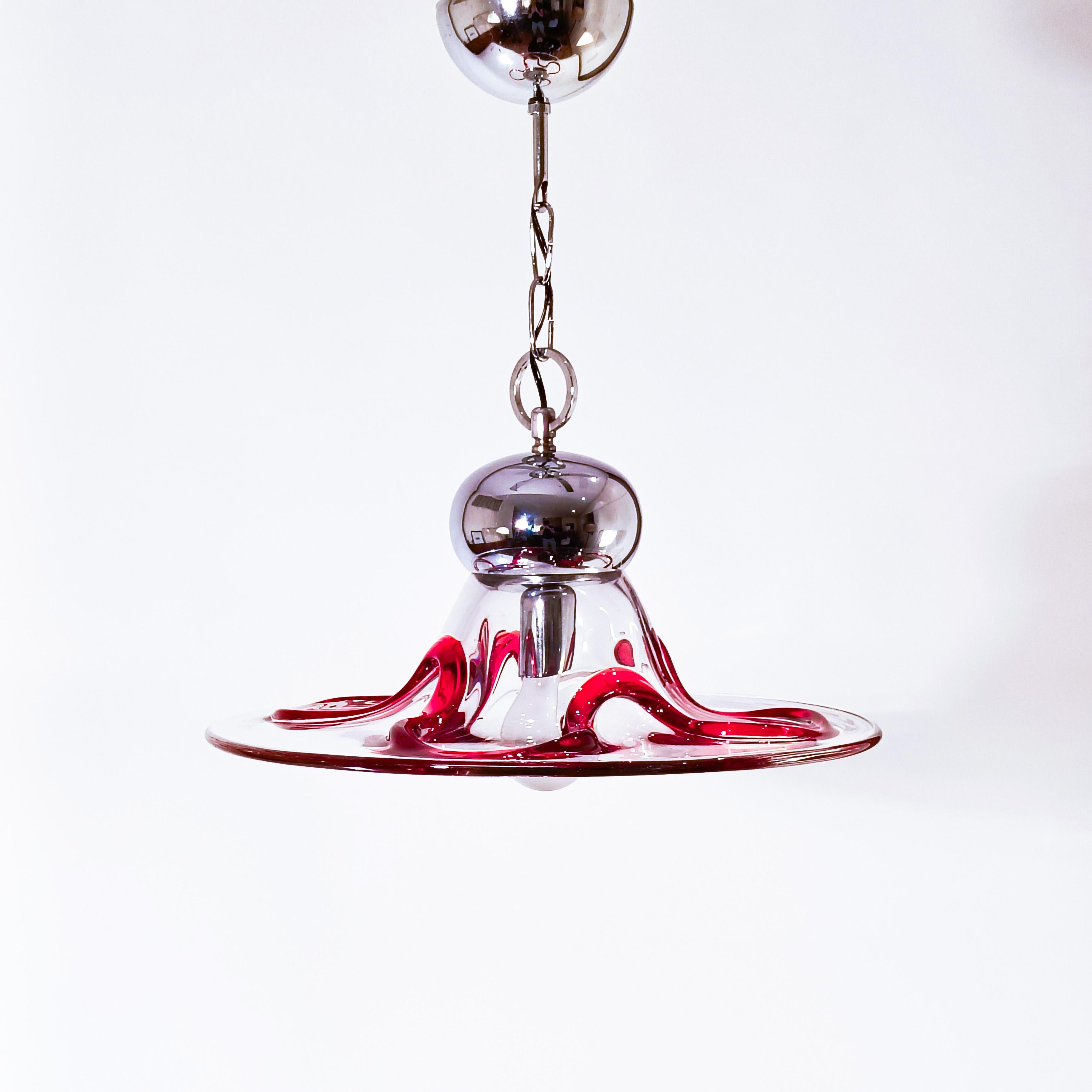 Postmoderne Hängeleuchte aus Murano-Glas von Seguso Vetri d'Arte, Italien, 1980er Jahre. Geformt aus einem großen Stück Murano-Glas in Form einer transparenten Glocke mit himbeerrotem Glasrand, der ihr eine karamellartige Ästhetik verleiht. In der