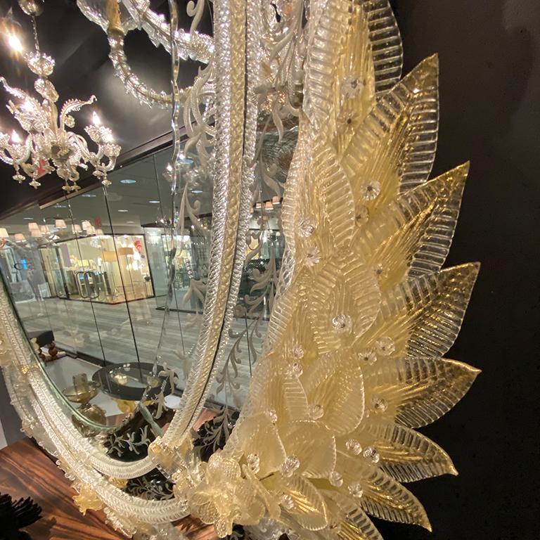 Querini Murano-Glasspiegel von Seguso Vetri d'Arte. Ein Spiegel im traditionellen Stil, der durch den geometrischen Charakter seines Rahmens mit Goldverzierung hervorgehoben wird. Der Rand des Spiegels ist mit einer einzigartigen Dekoration