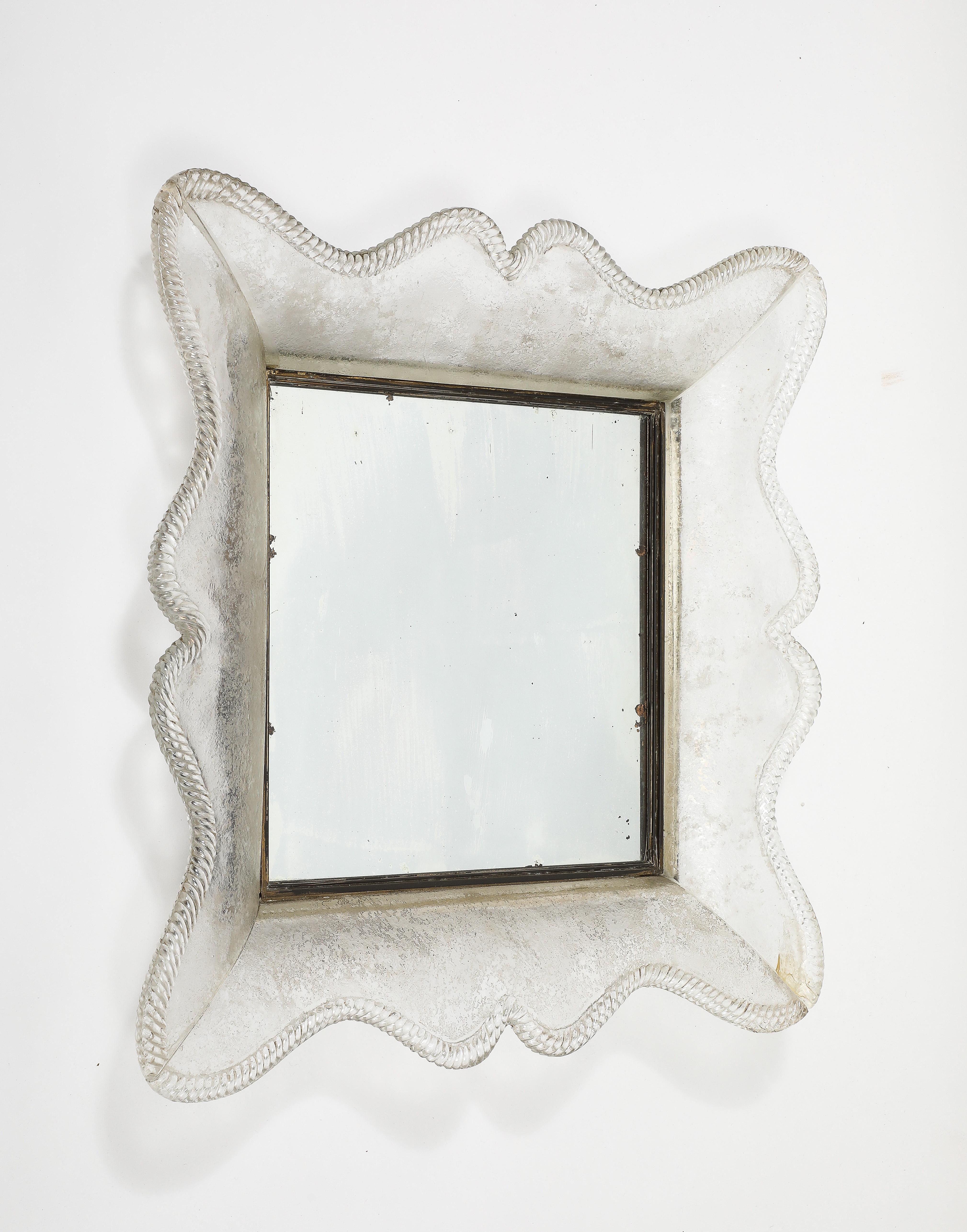Seguso Vetri d'Arte seltener und exquisiter quadratischer Spiegel aus dickem Rauchglas mit gedrehter Seilumrandung, original verspiegelte Glasplatte mit Messingumrandung, Italien, 1940er Jahre. Dieser klassische und elegante Spiegel aus der Mitte
