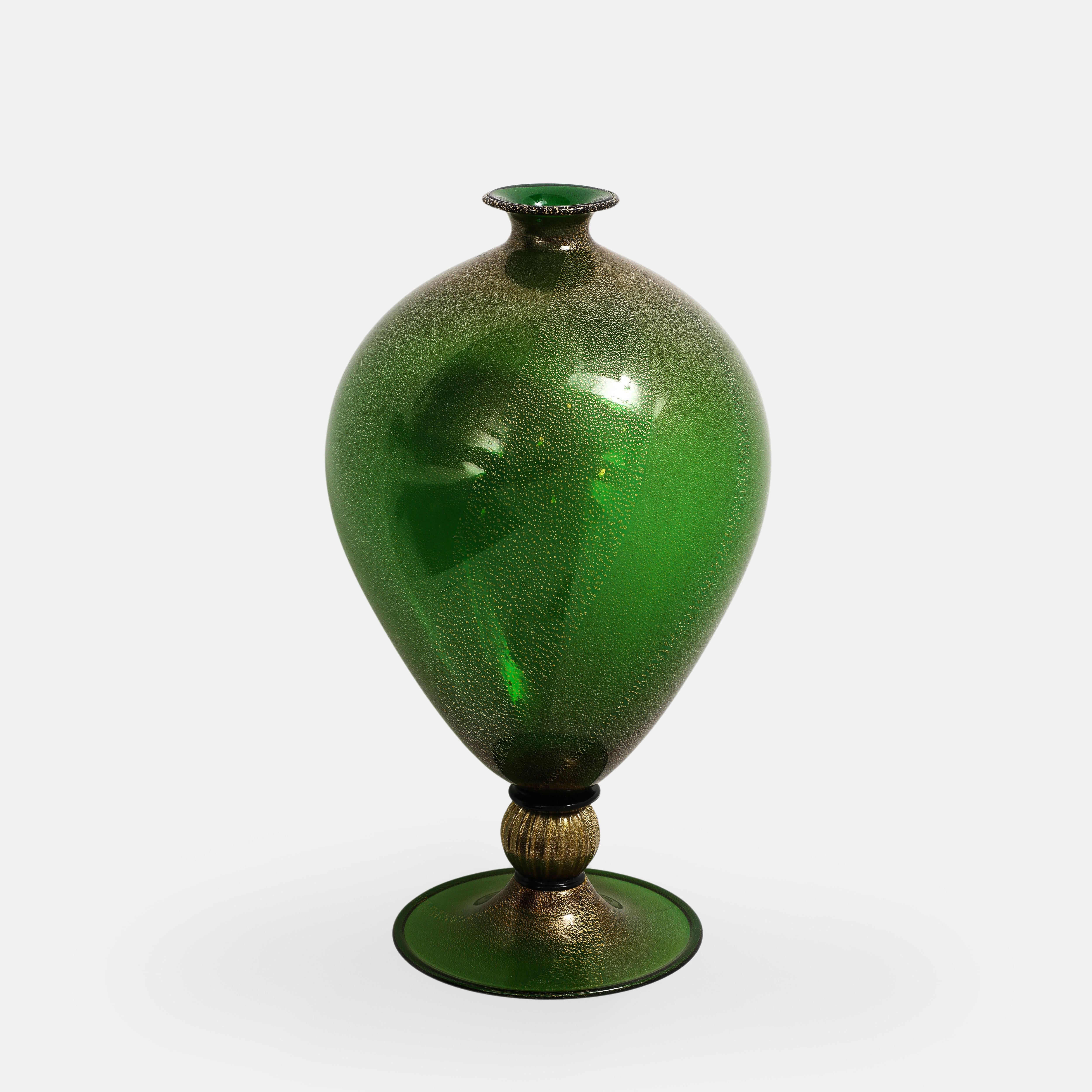 Seguso vetri d'arte Rare Veronese Vase in Green with Gold Inclusions For Sale 3