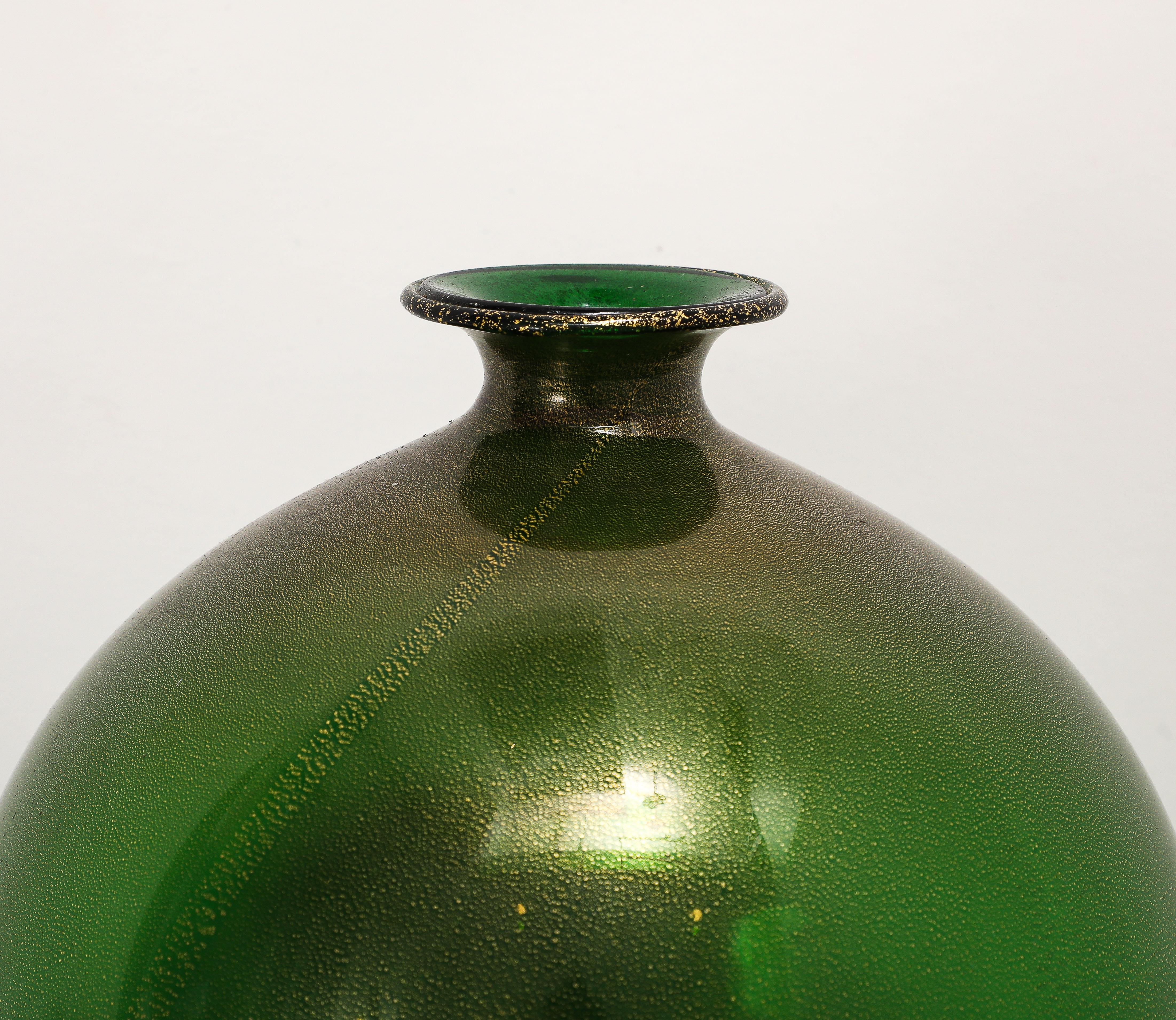 Seguso vetri d'arte Rare Veronese Vase in Green with Gold Inclusions For Sale 4