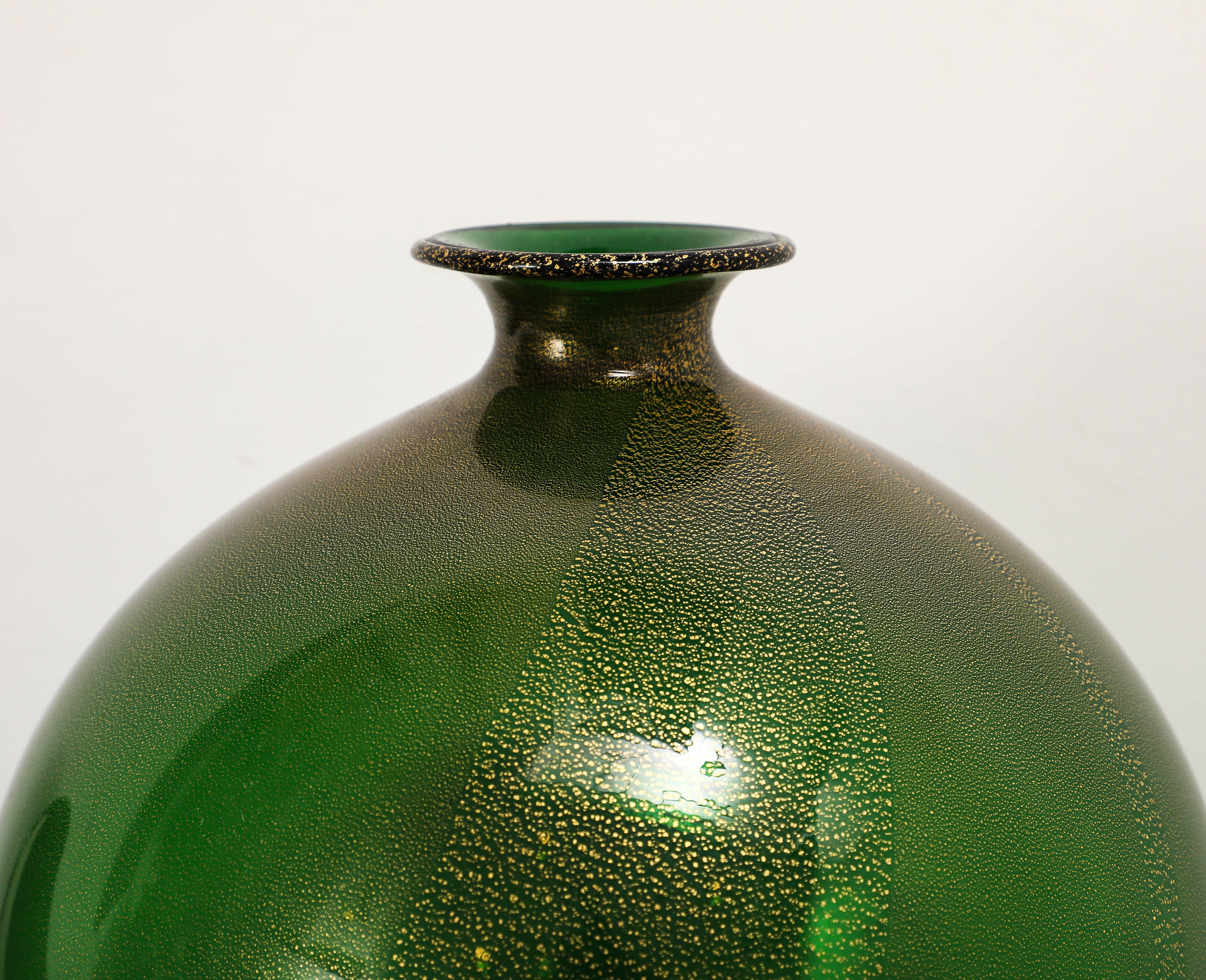 Seguso vetri d'arte Rare Veronese Vase in Green with Gold Inclusions For Sale 5