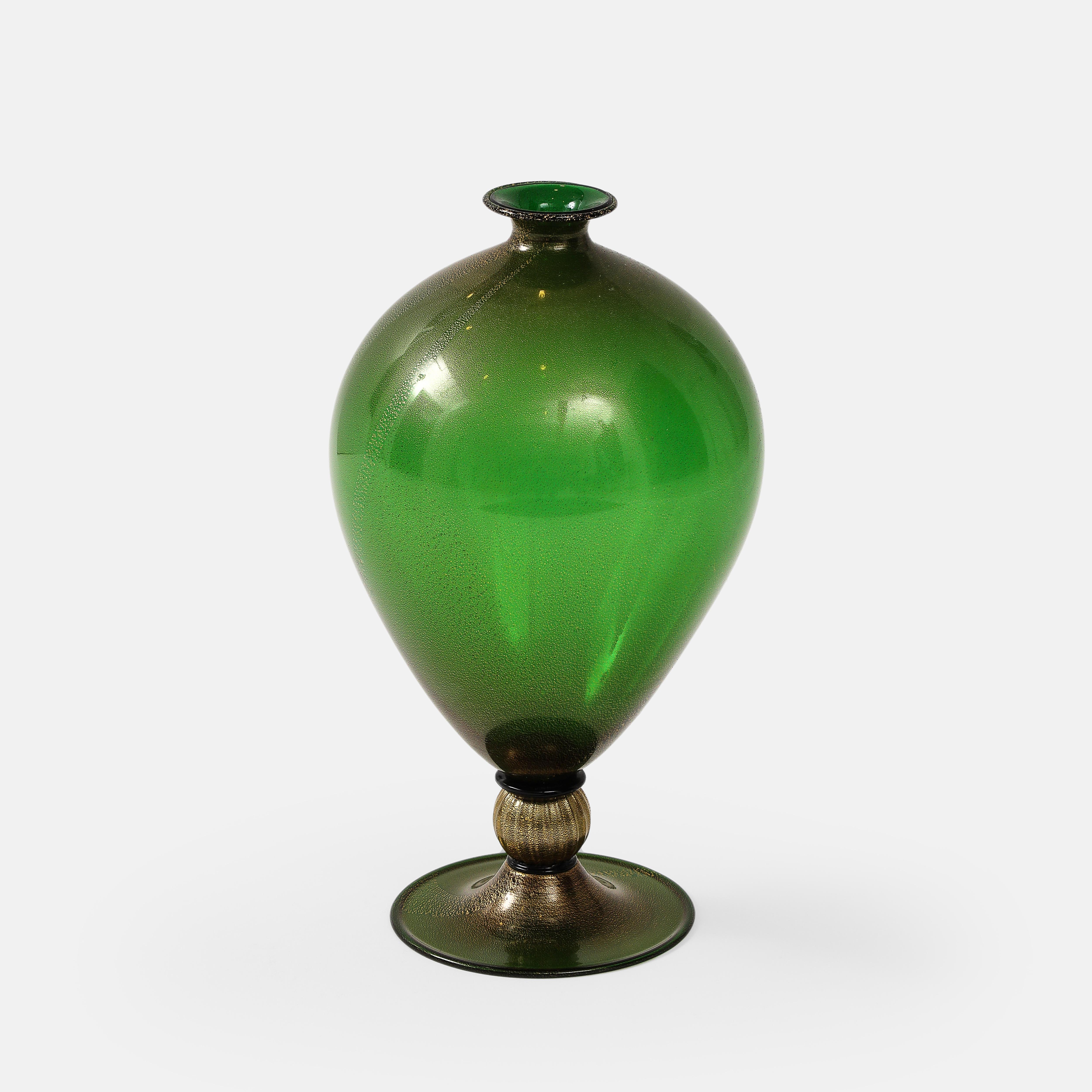 Segoso vetri d'arte rare and exquisite 'Veronese' blown glass vase in cased green-colored glass with gold foil applications, Murano, 1939.  This extraordinary vase is classic in form - the widely applied denomination of this vase 