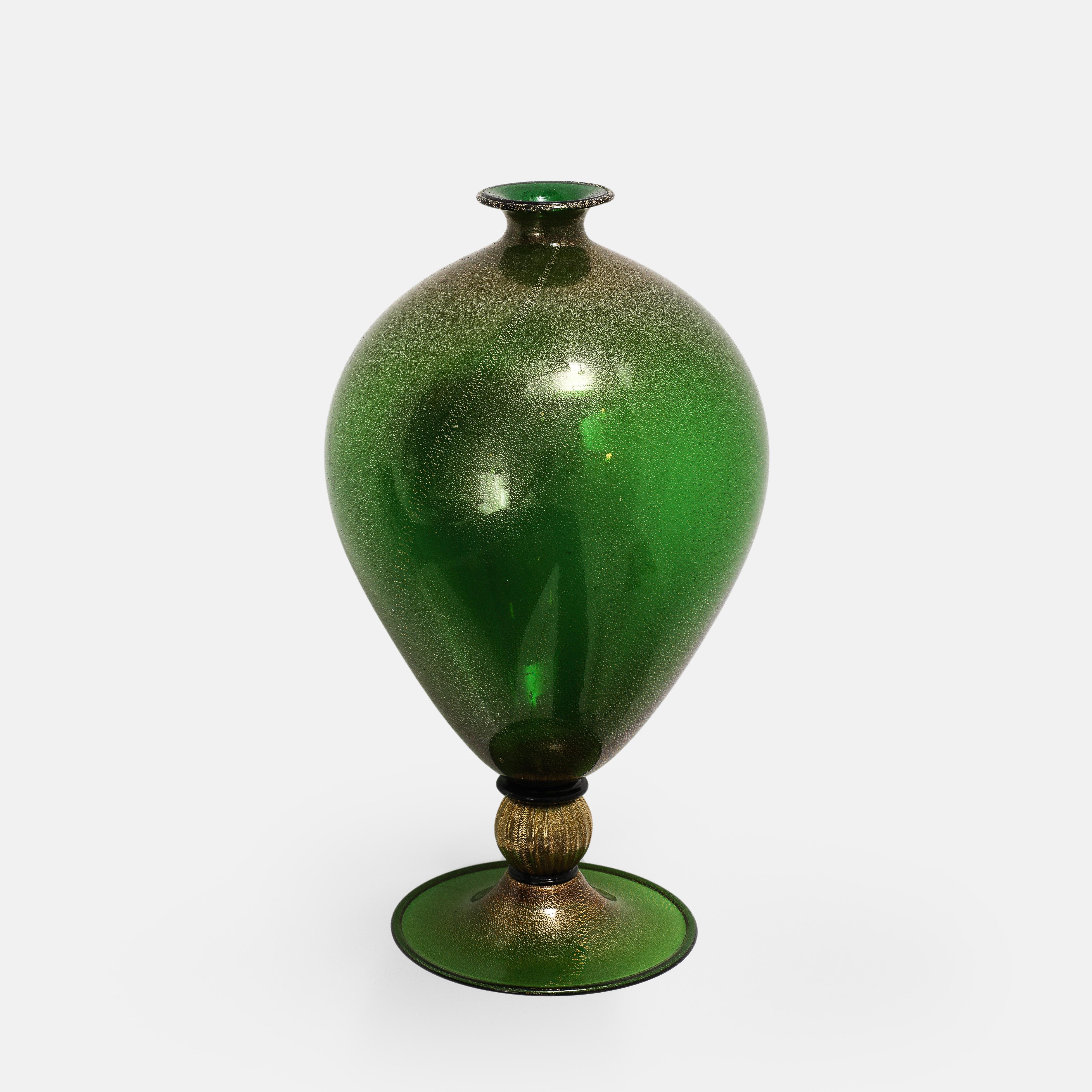 Seguso vetri d'arte Rare Veronese Vase in Green with Gold Inclusions For Sale 1