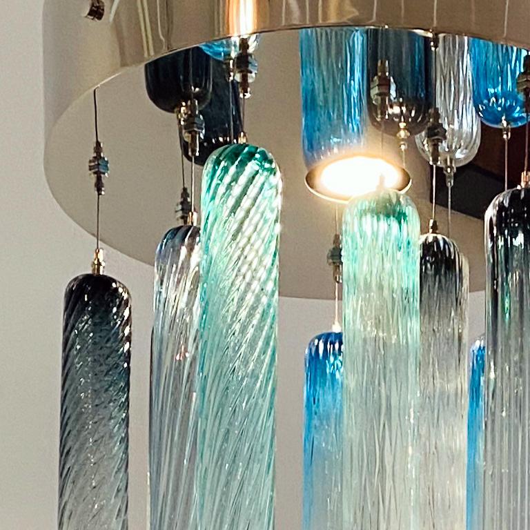 Die Canneto Installation Kronleuchter, blau, klar acqua Farbe mit Chrom Metall, Seguso Vetri d'Arte Kronleuchter verkörpern die Natur der zeitlosen Seguso Stil. Die Technik, die Farbe und die Lichtdurchlässigkeit sind ideal für einen kleinen Raum.