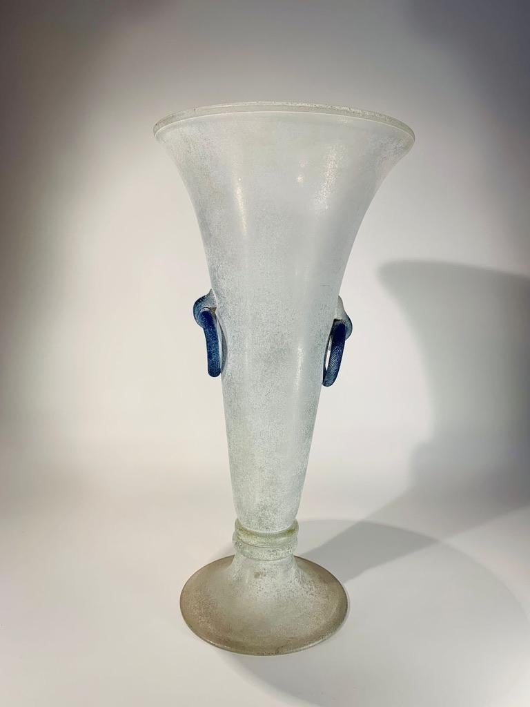 Tall Seguso Vetri dArte Murano glass vase white and blue circa 1950  In Good Condition For Sale In Rio De Janeiro, RJ