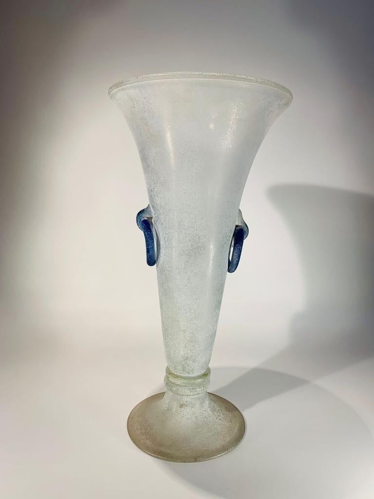 Tall Seguso Vetri dArte Murano glass vase white and blue circa 1950 In Good Condition For Sale In Rio De Janeiro, RJ