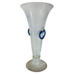 Jarrón alto Seguso Vetri dArte de cristal de Murano blanco y azul circa 1950 