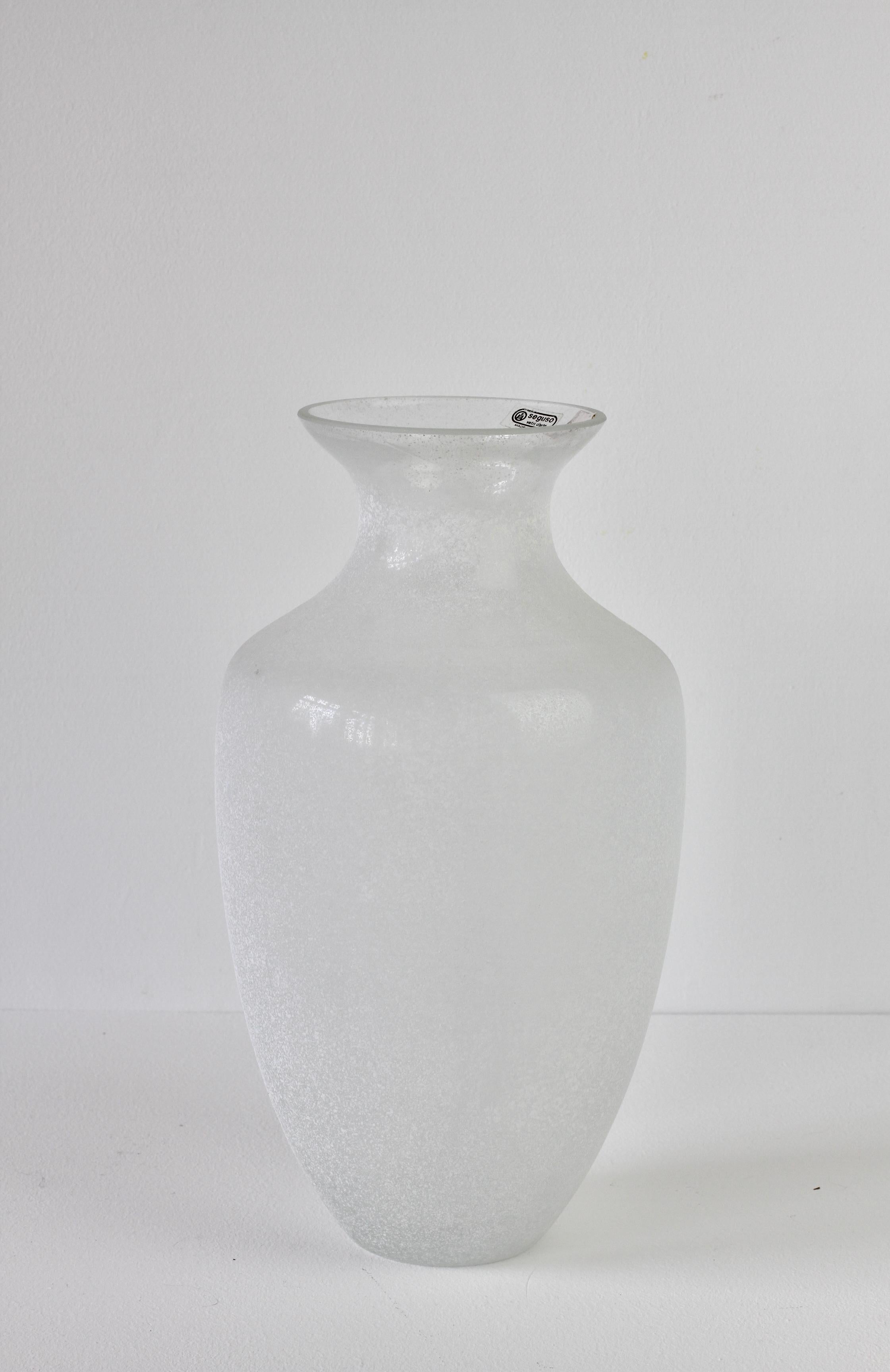 Elegant vintage Italian 13.5 inch tall 'a Scavo' white colored / coloured glass Amphora or vase by Seguso Vetri d'Arte Murano, Italy. Elegant in form and showing extraordinary craftsmanship with the use of the 'Scavo' technique to replicate to look