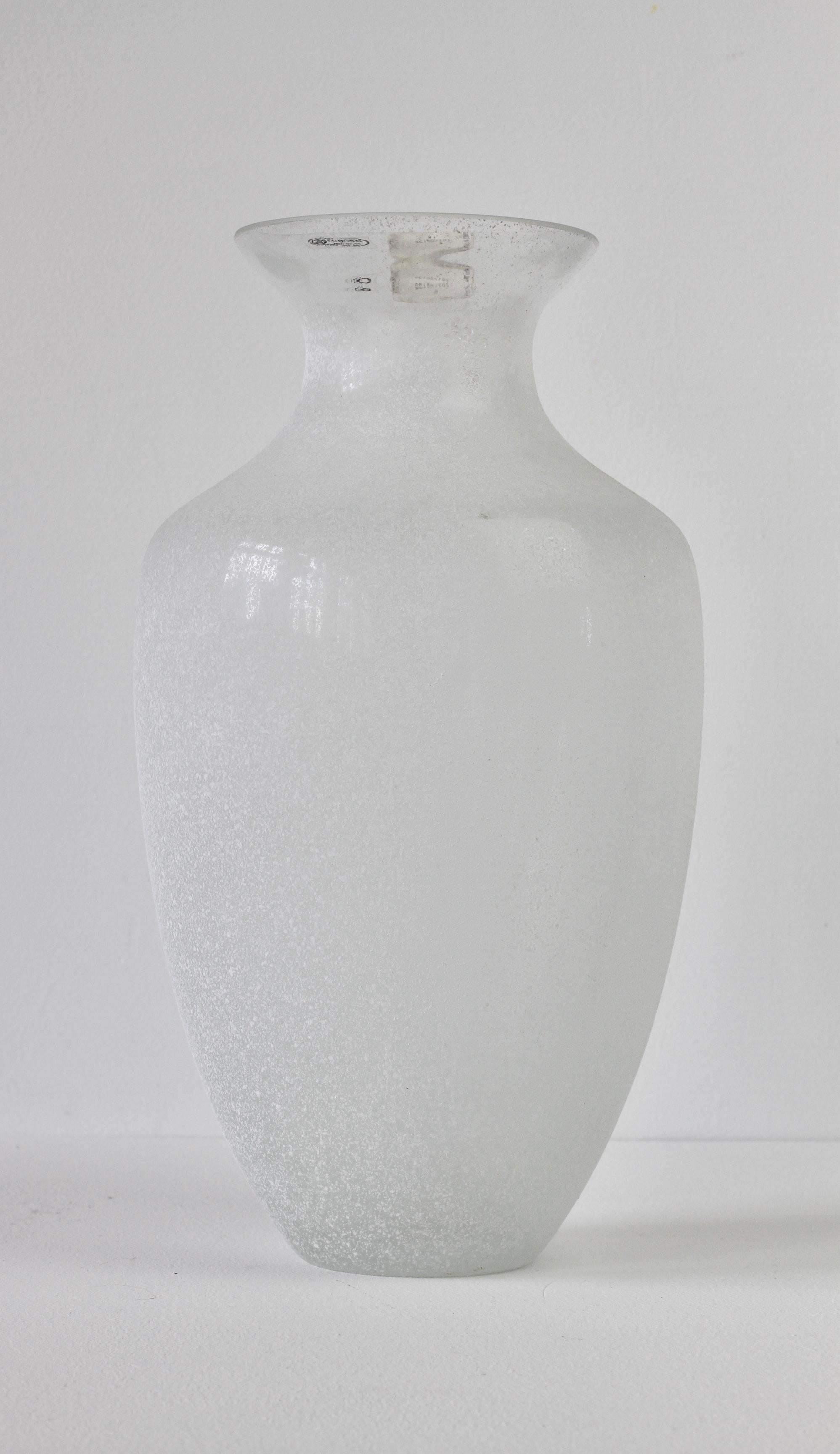 Italian Seguso Vetri d'Arte Tall Vintage Elegant White 'a Scavo' Murano Glass Vase Italy