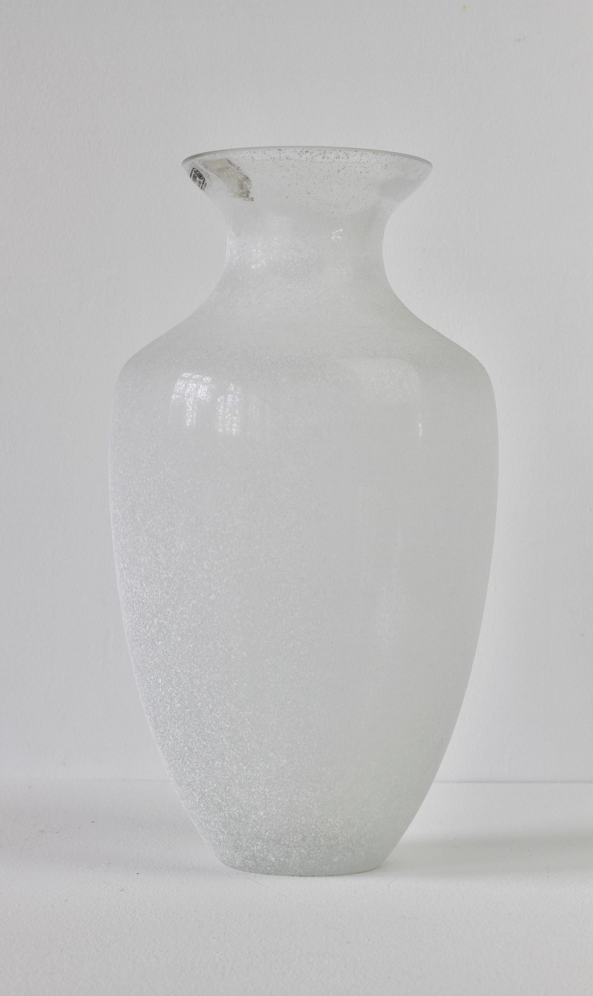 Seguso Vetri d'Arte Tall Vintage Elegant White 'a Scavo' Murano Glass Vase Italy In Excellent Condition In Landau an der Isar, Bayern