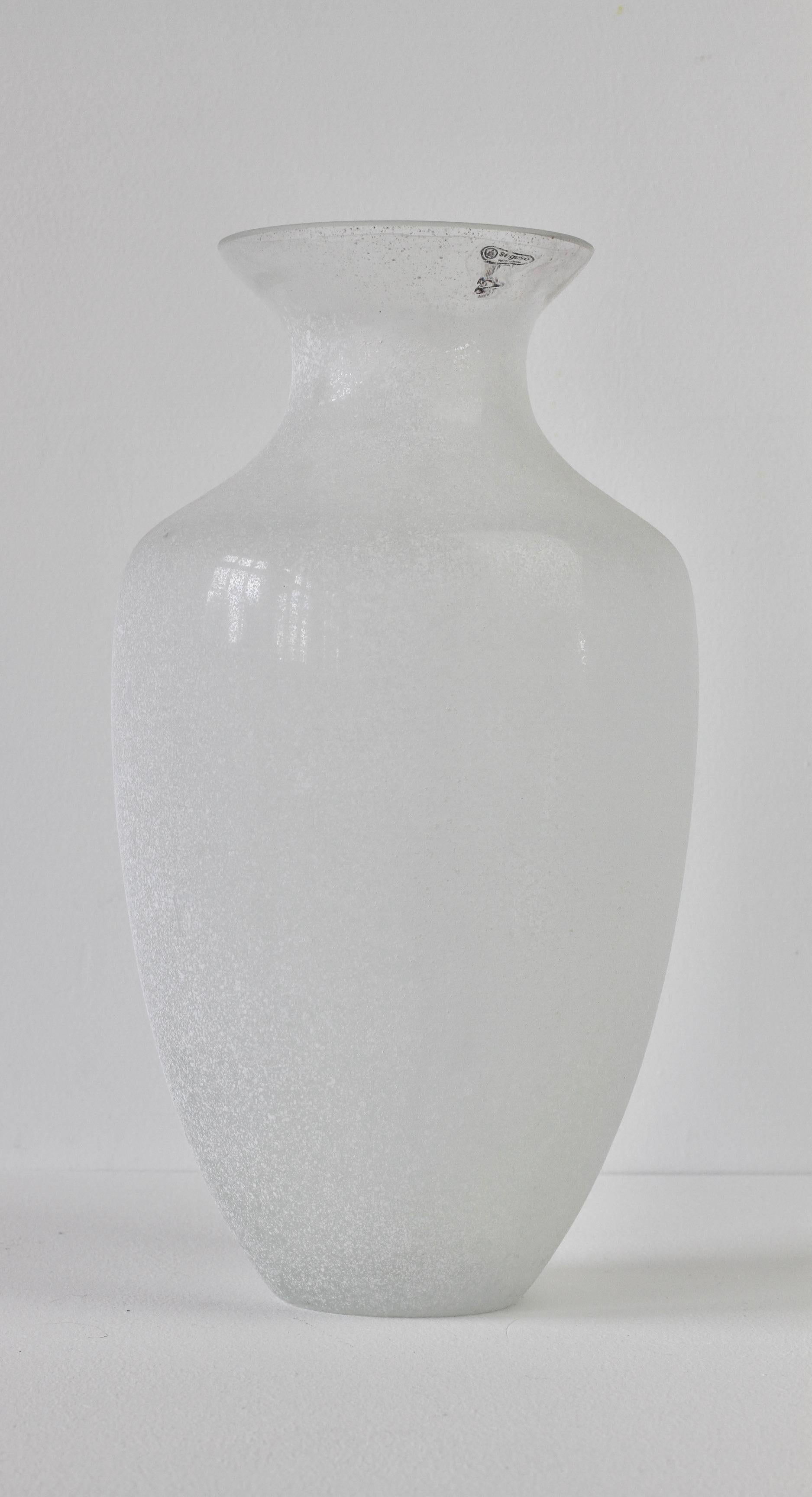20th Century Seguso Vetri d'Arte Tall Vintage Elegant White 'a Scavo' Murano Glass Vase Italy