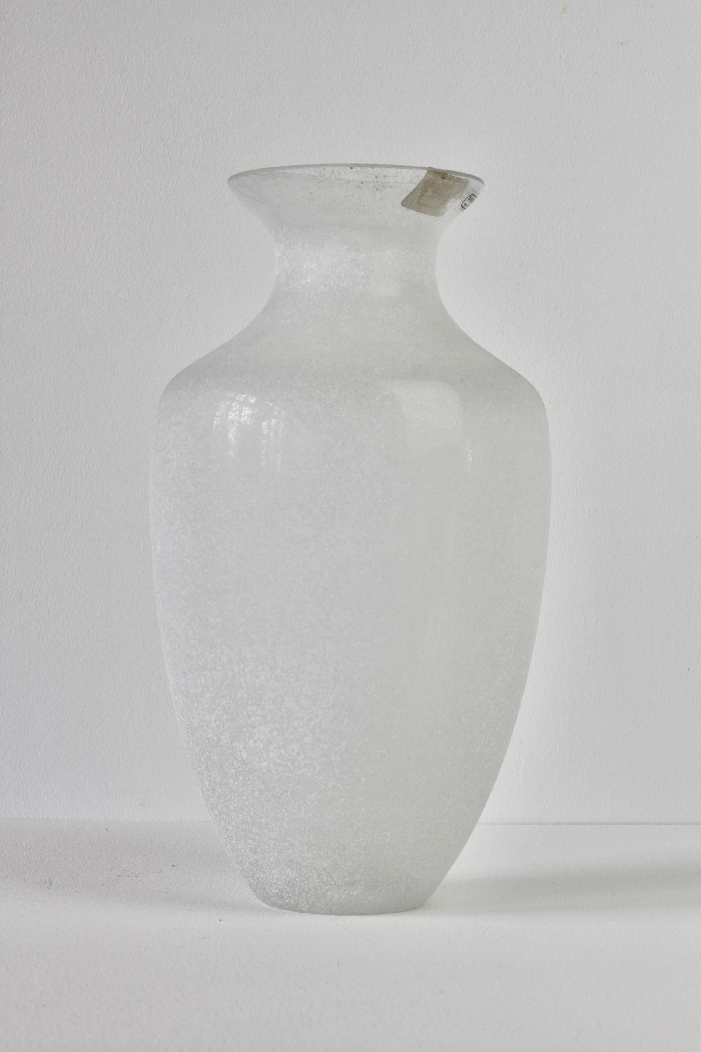 Seguso Vetri d'Arte Tall Vintage Elegant White 'a Scavo' Murano Glass Vase Italy 1