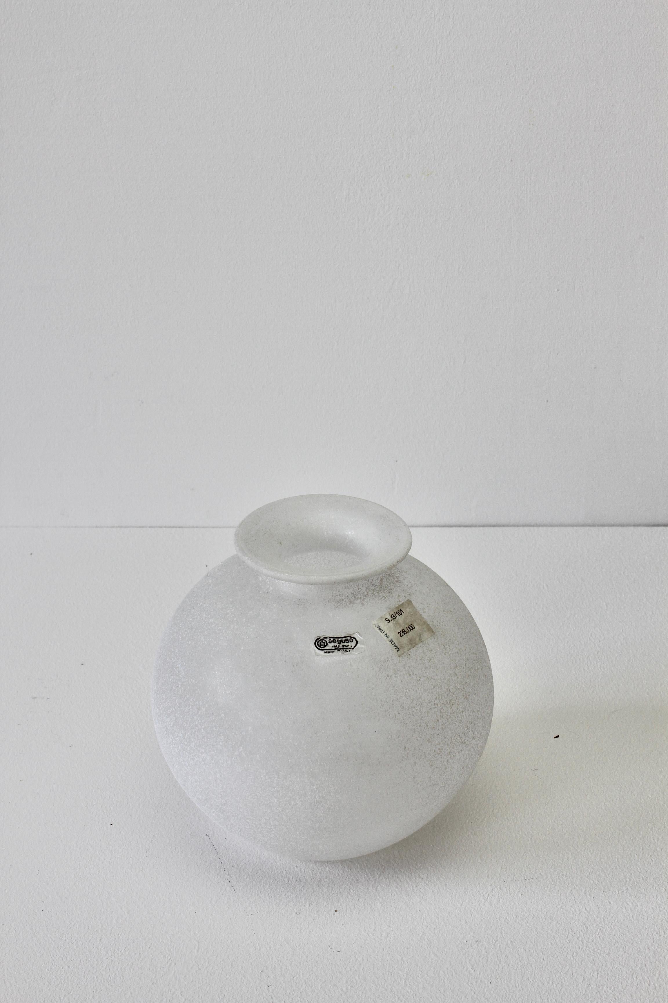 Seguso Vetri d'Arte Vintage Elegant Round White 'Scavo' Murano Glass Vase, Italy For Sale 1