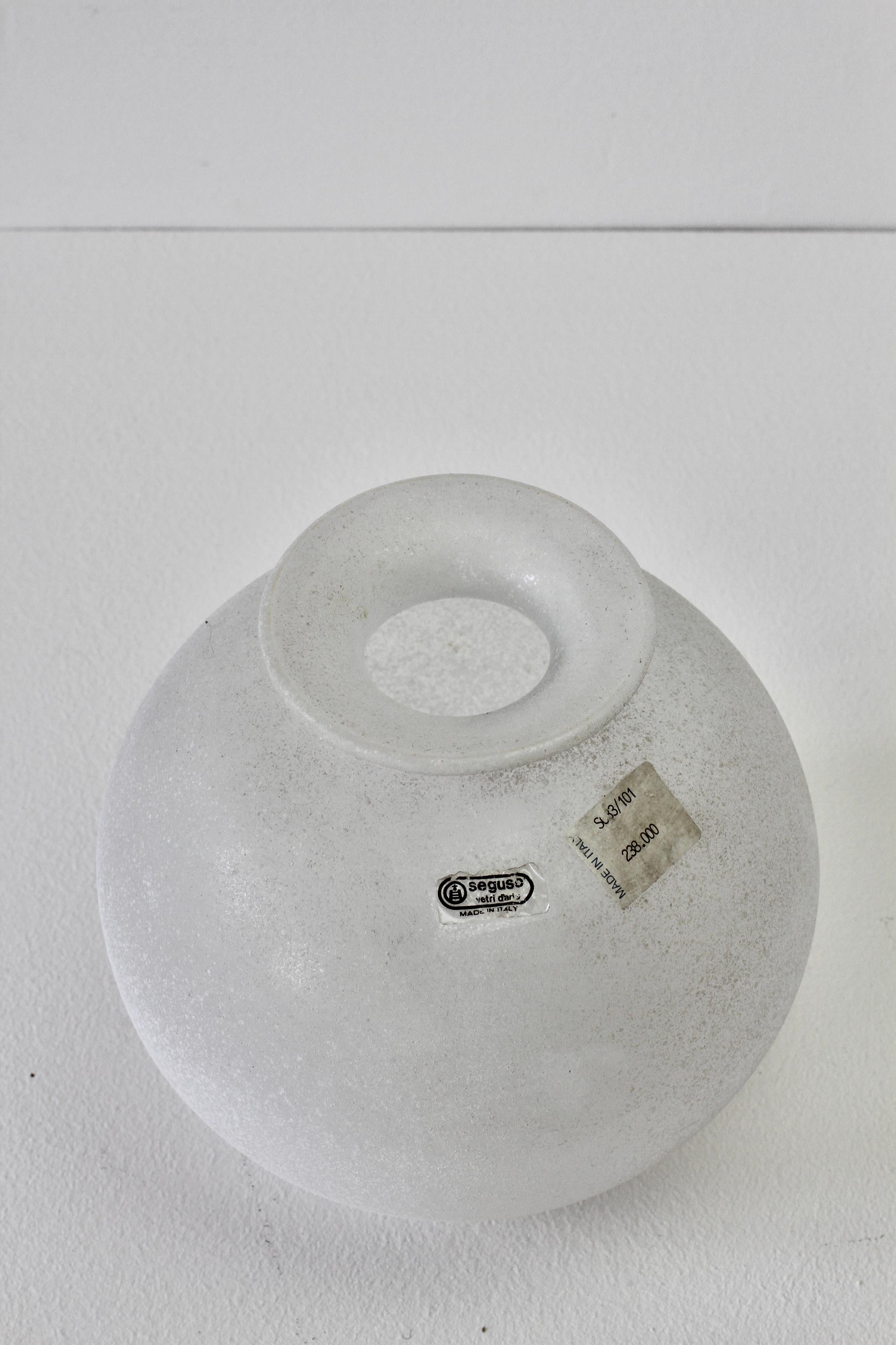 Seguso Vetri d'Arte Vintage Elegant Round White 'Scavo' Murano Glass Vase, Italy For Sale 2