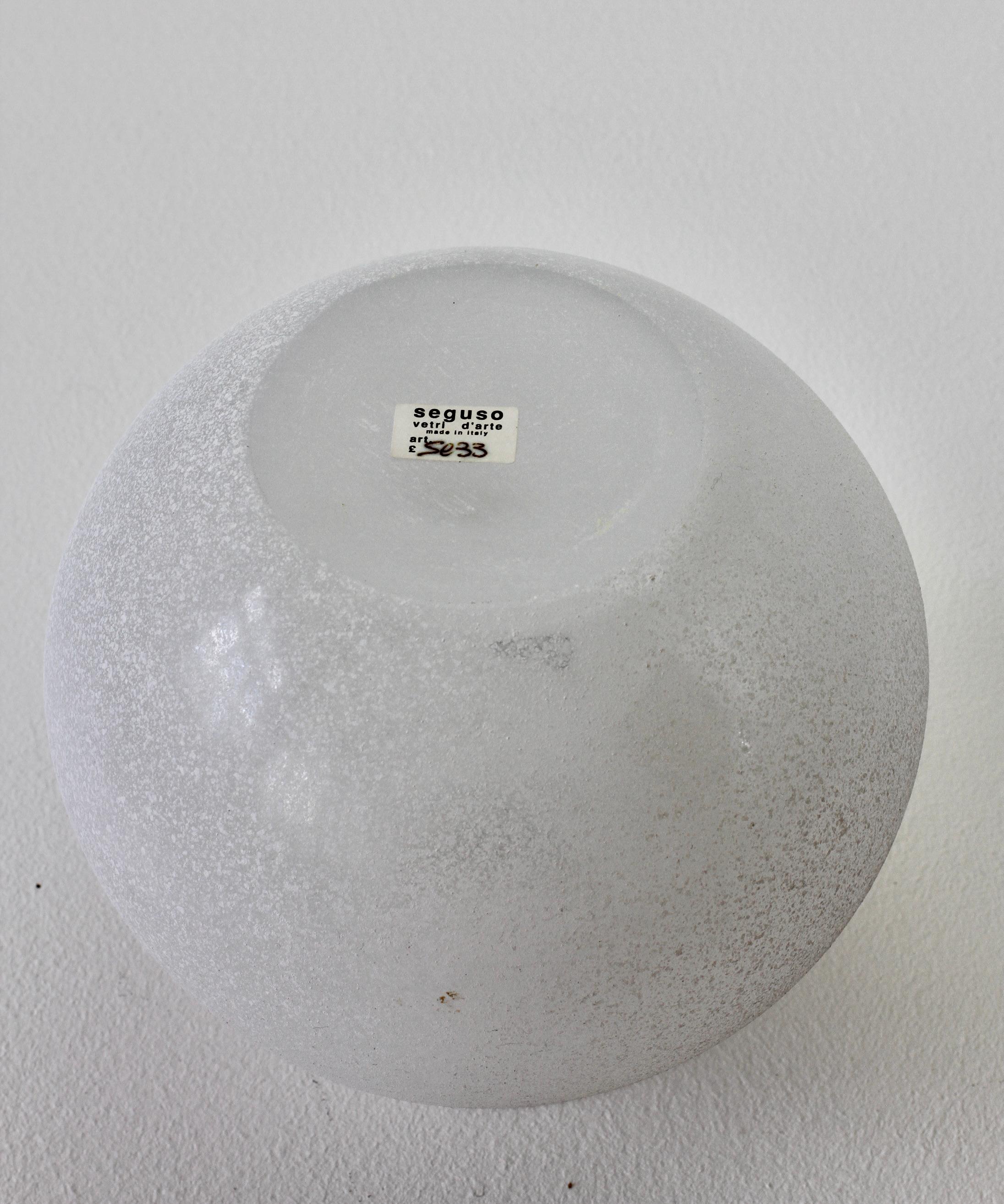 Seguso Vetri d'Arte Vintage Elegant Round White 'Scavo' Murano Glass Vase, Italy For Sale 3