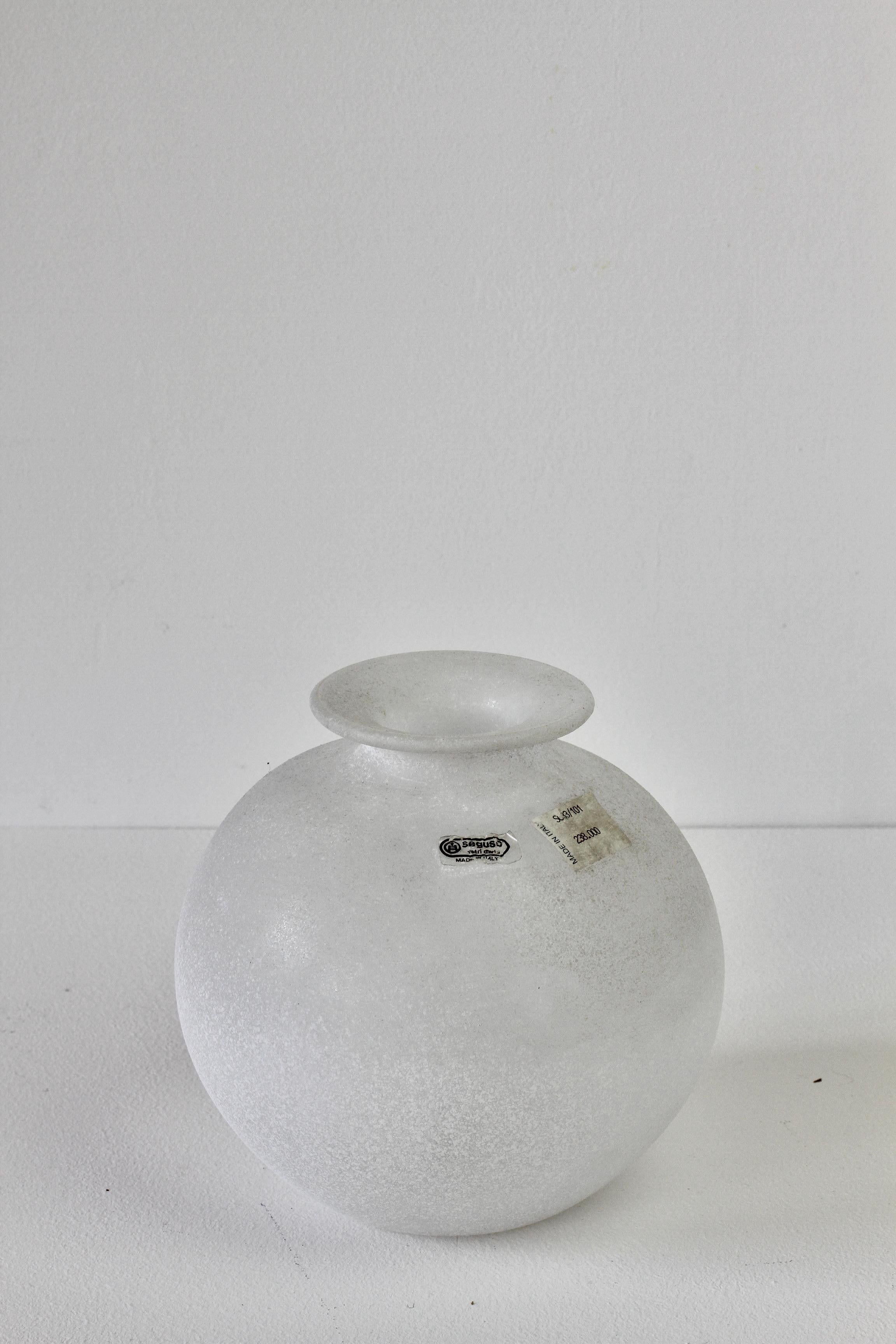 Seguso Vetri d'Arte Vintage Elegante runde weiße Vase „Scavo“ aus Muranoglas, Italien (Moderne der Mitte des Jahrhunderts) im Angebot
