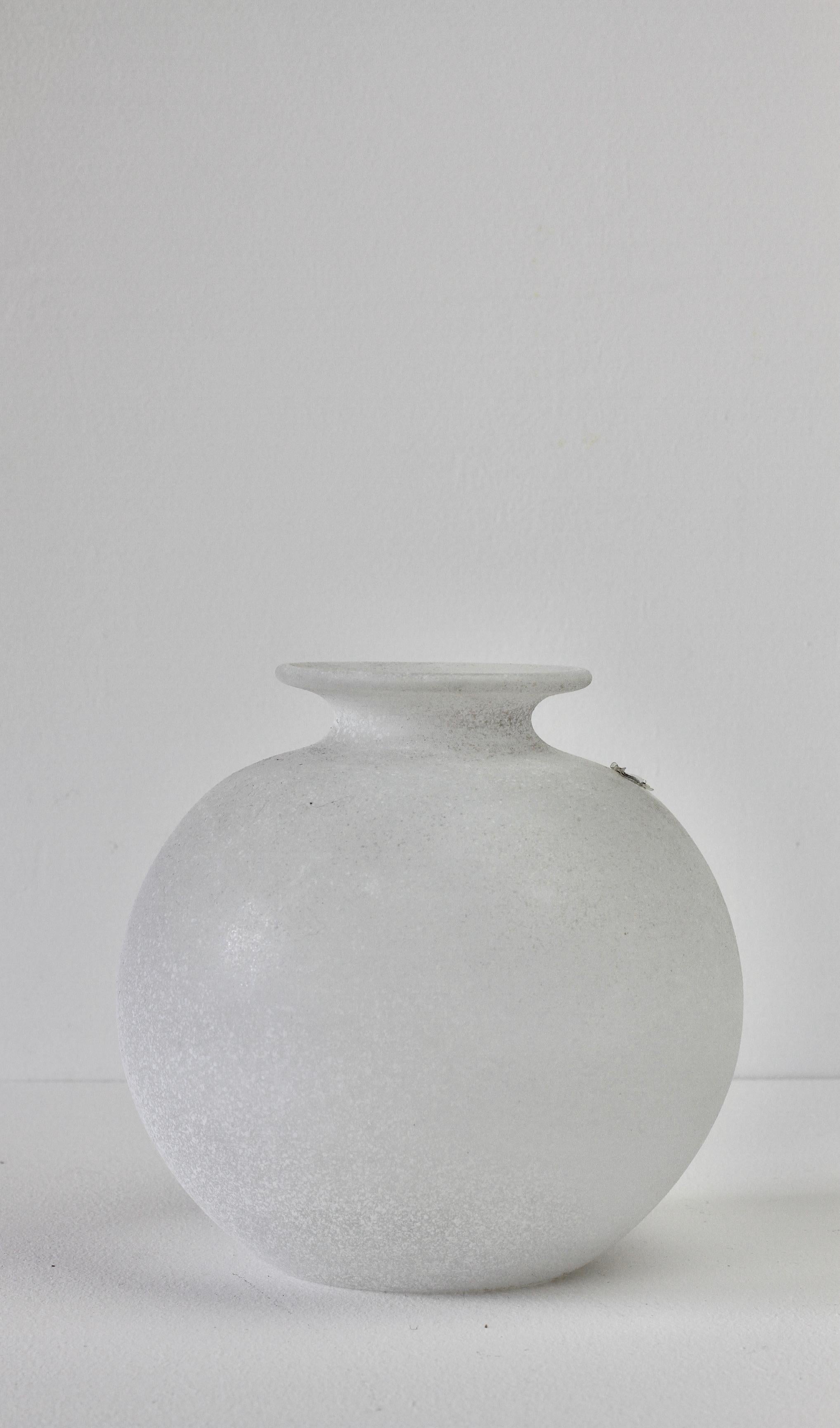 Seguso Vetri d'Arte Vintage Elegante runde weiße Vase „Scavo“ aus Muranoglas, Italien im Zustand „Hervorragend“ im Angebot in Landau an der Isar, Bayern