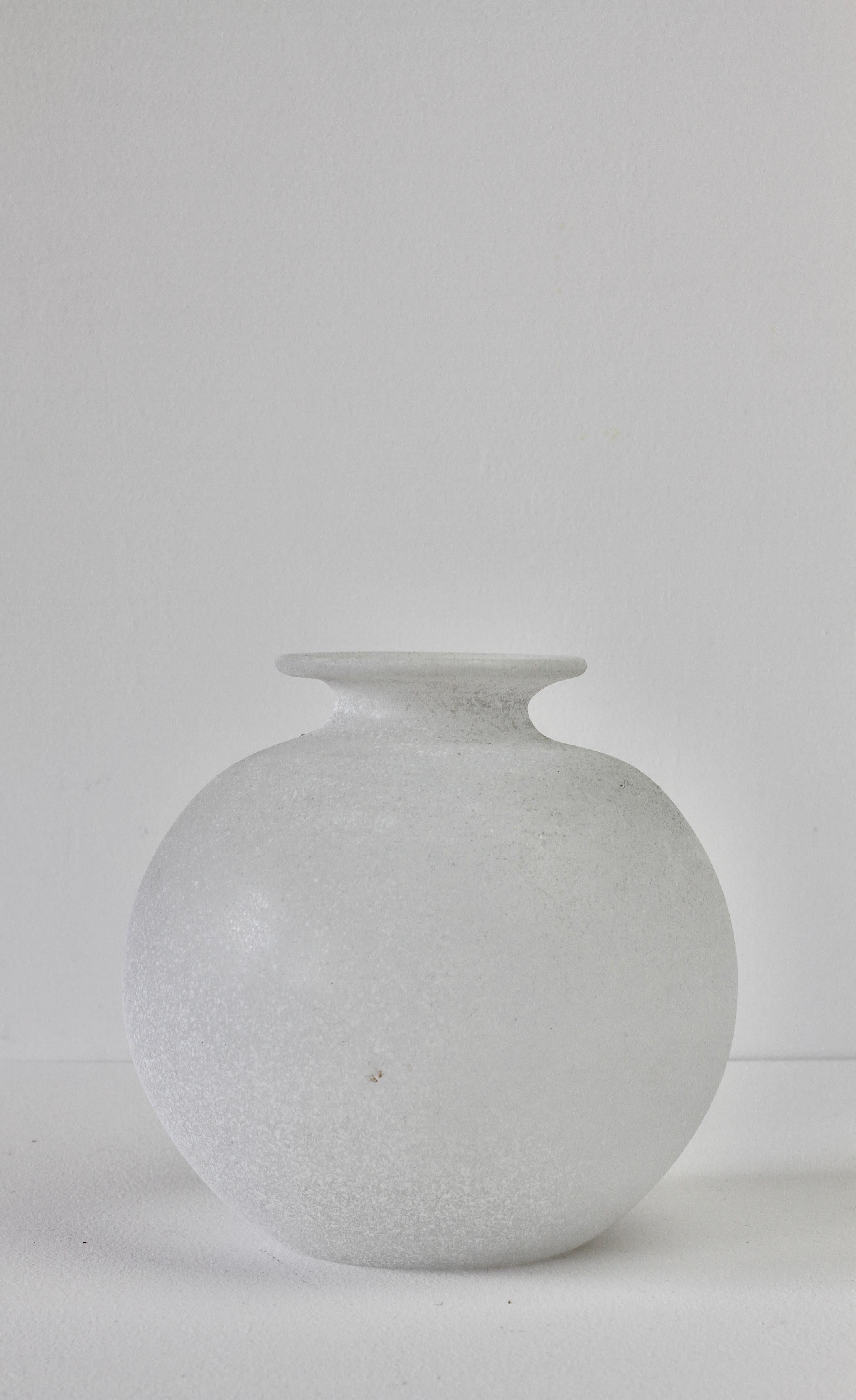 Mid-Century Modern Seguso Vetri d'Arte Vintage Elegant Round White 'Scavo' Murano Glass Vase, Italy For Sale
