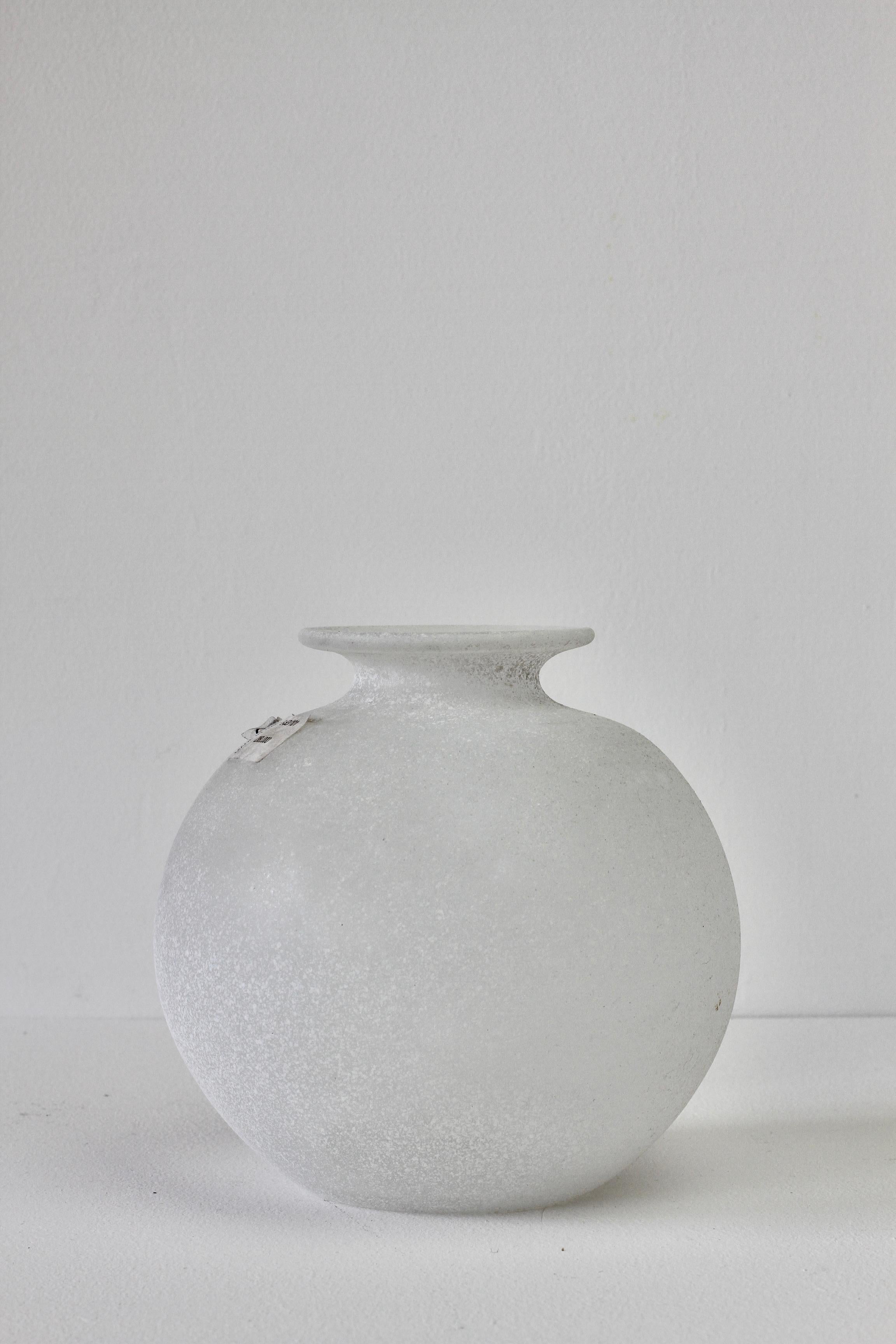 Seguso Vetri d'Arte Vintage Elegante runde weiße Vase „Scavo“ aus Muranoglas, Italien im Angebot 1