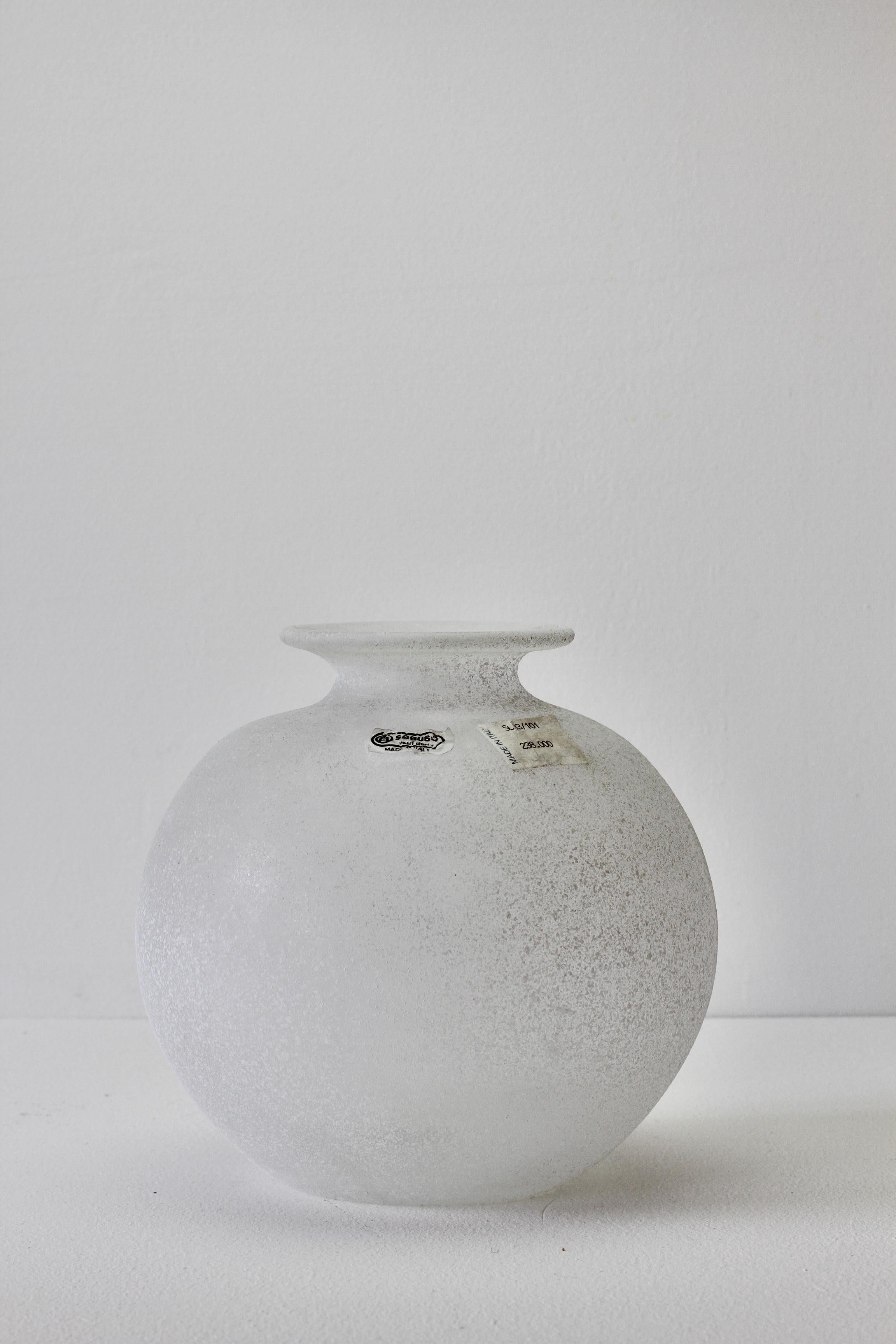 Seguso Vetri d'Arte Vintage Elegante runde weiße Vase „Scavo“ aus Muranoglas, Italien im Angebot 2