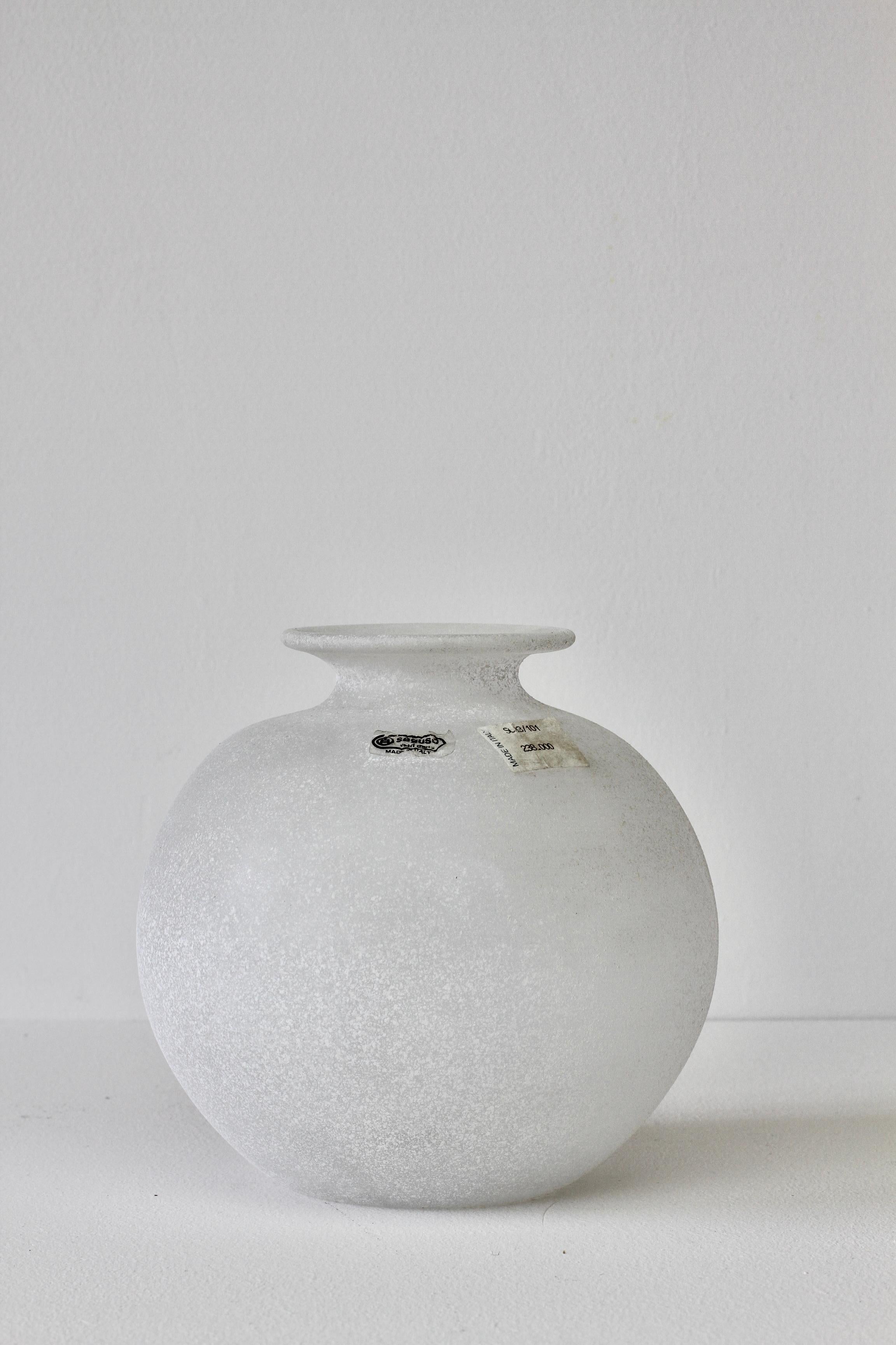 Seguso Vetri d'Arte Vintage Elegante runde weiße Vase „Scavo“ aus Muranoglas, Italien im Angebot 3