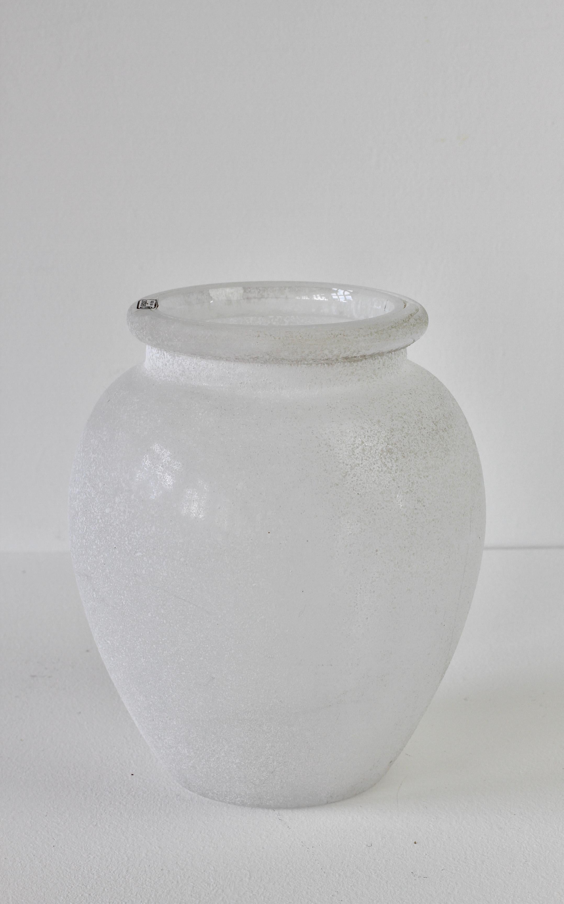 Elegant vintage Italian 8.6 inch tall 'a Scavo' white colored / coloured glass Amphora or vase by Seguso Vetri d'Arte Murano, Italy. Elegant in form and showing extraordinary craftsmanship with the use of the 'Scavo' technique to replicate to look