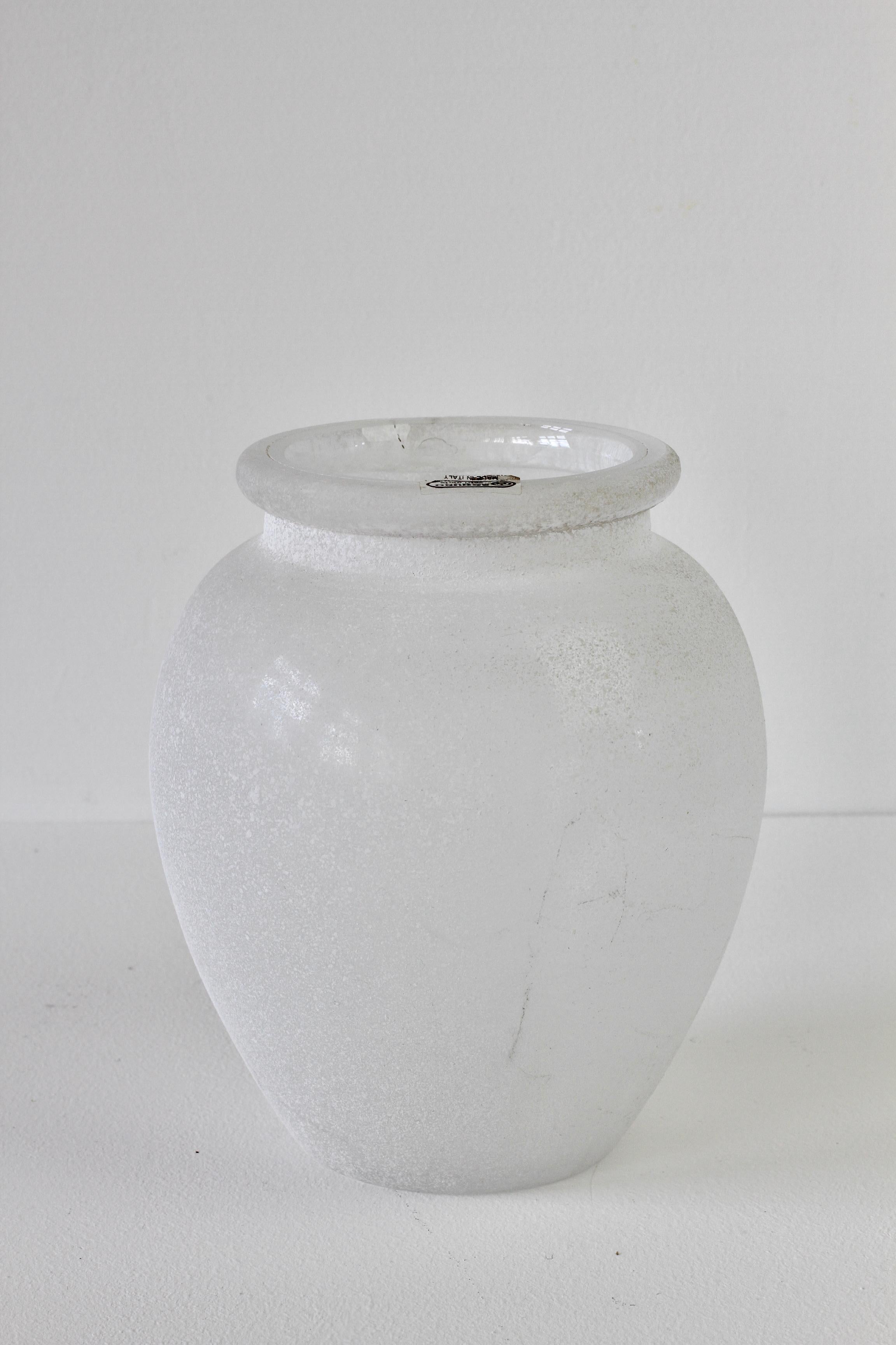 Mid-Century Modern Seguso Vetri d'Arte Vintage Elegant White 'a Scavo' Murano Glass Vase Italy