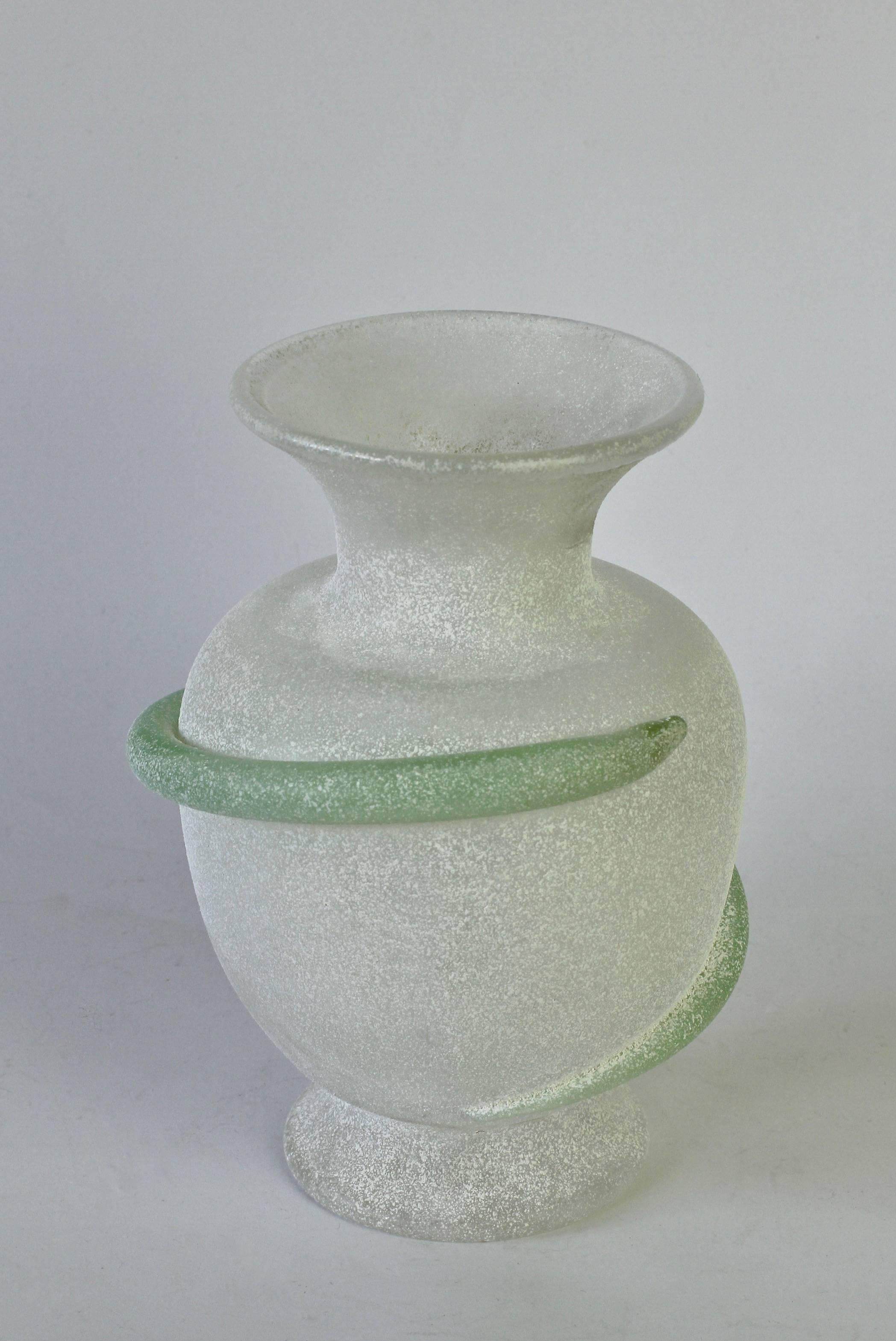 Seguso Vetri d'Arte Attributed White 'a Scavo' Murano Glass Vase In Good Condition In Landau an der Isar, Bayern