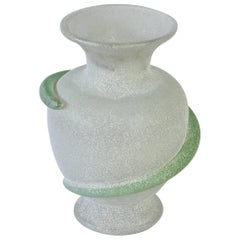 Seguso Vetri d'Arte zugeschriebene weiße „a Scavo“-Vase aus Muranoglas