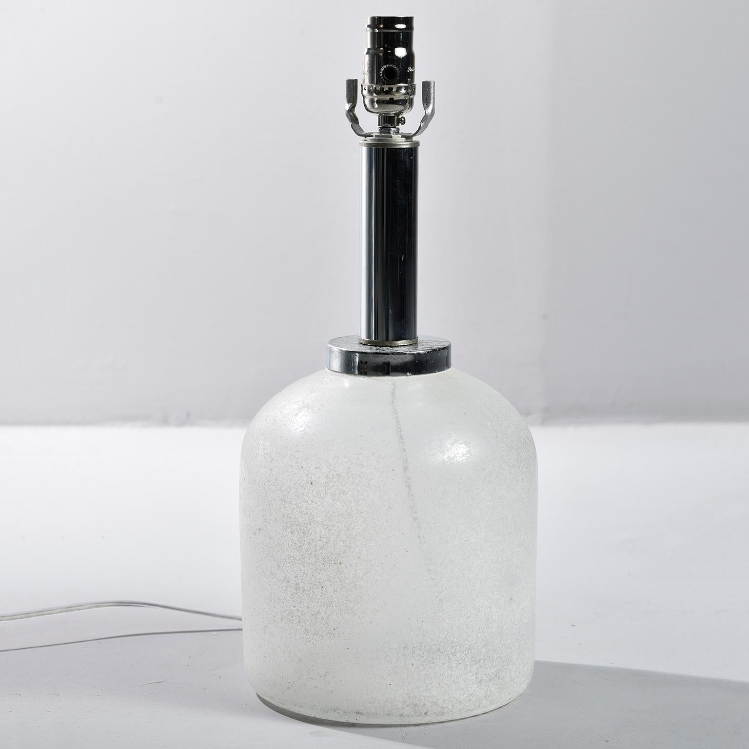Tischlampe aus weißem Murano-Glas im Scavo-Stil von Seguso Vetri d'Arte, ca. 1970er Jahre. Verchromte Hardware. Neue Verdrahtung für US-Elektrostandards. Der abgebildete Schirm ist nicht enthalten. Der Glassockel ist nur 9,5