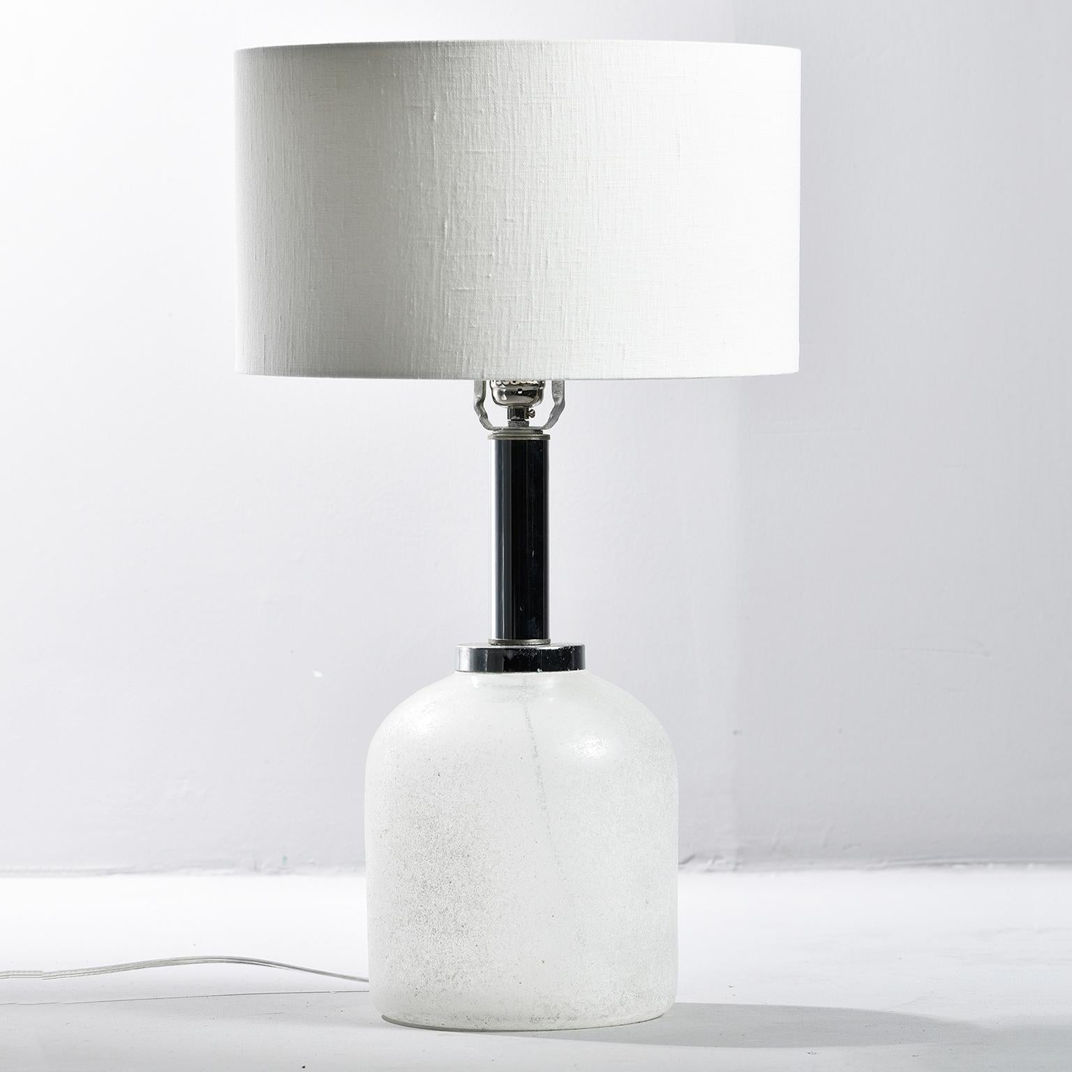 Mid-Century Modern Seguso Vetri d’Arte White Scavo Style Murano Glass Lamp For Sale