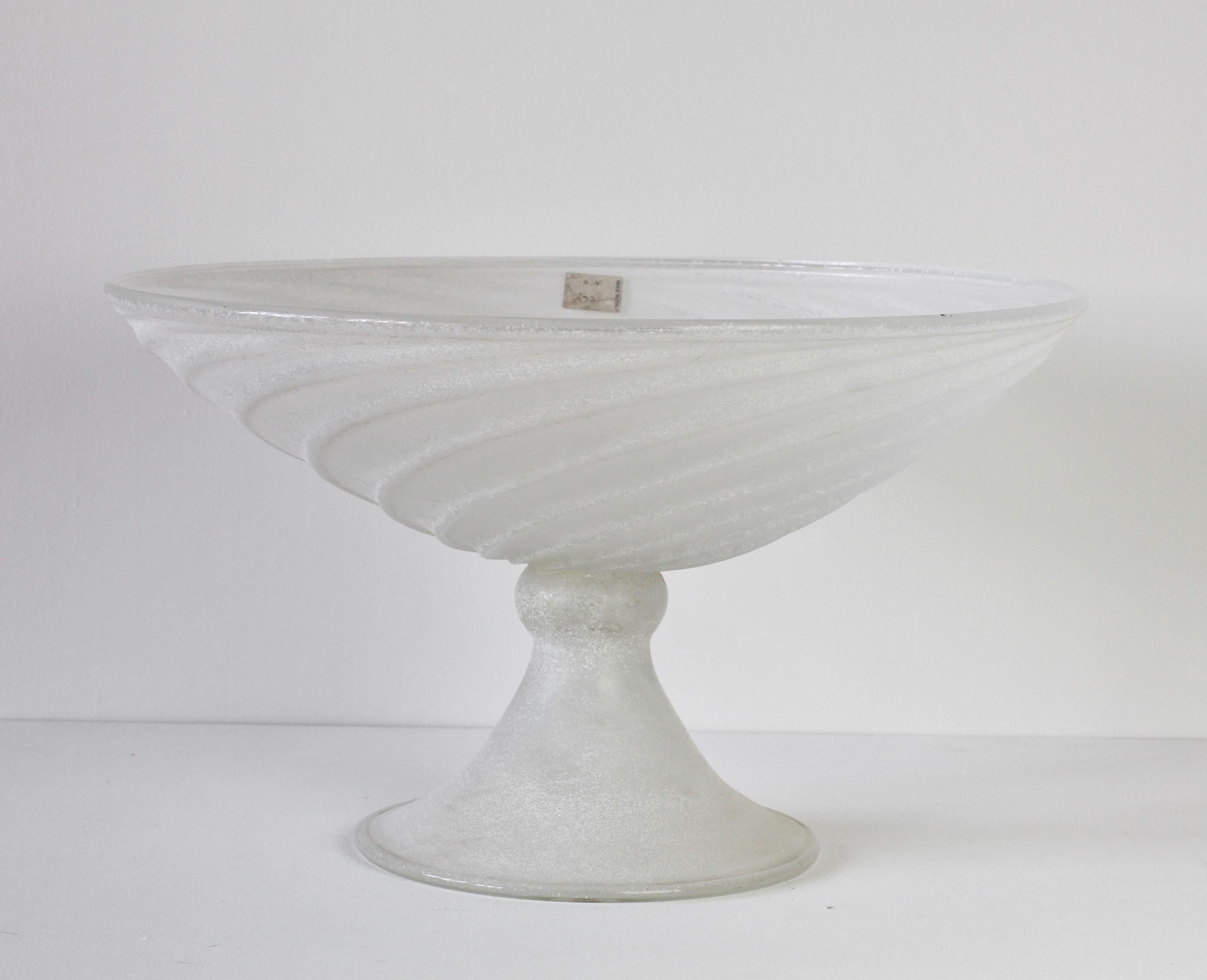 Seguso Vetri d'Arte white 'a Scavo' centrepiece bowl circa 1980s. Karl Springer designed many pieces for Seguso in the 1980s. Typically, these pieces were either white, black or brown/amber glass using the 'a Scavo' technique and of a large,