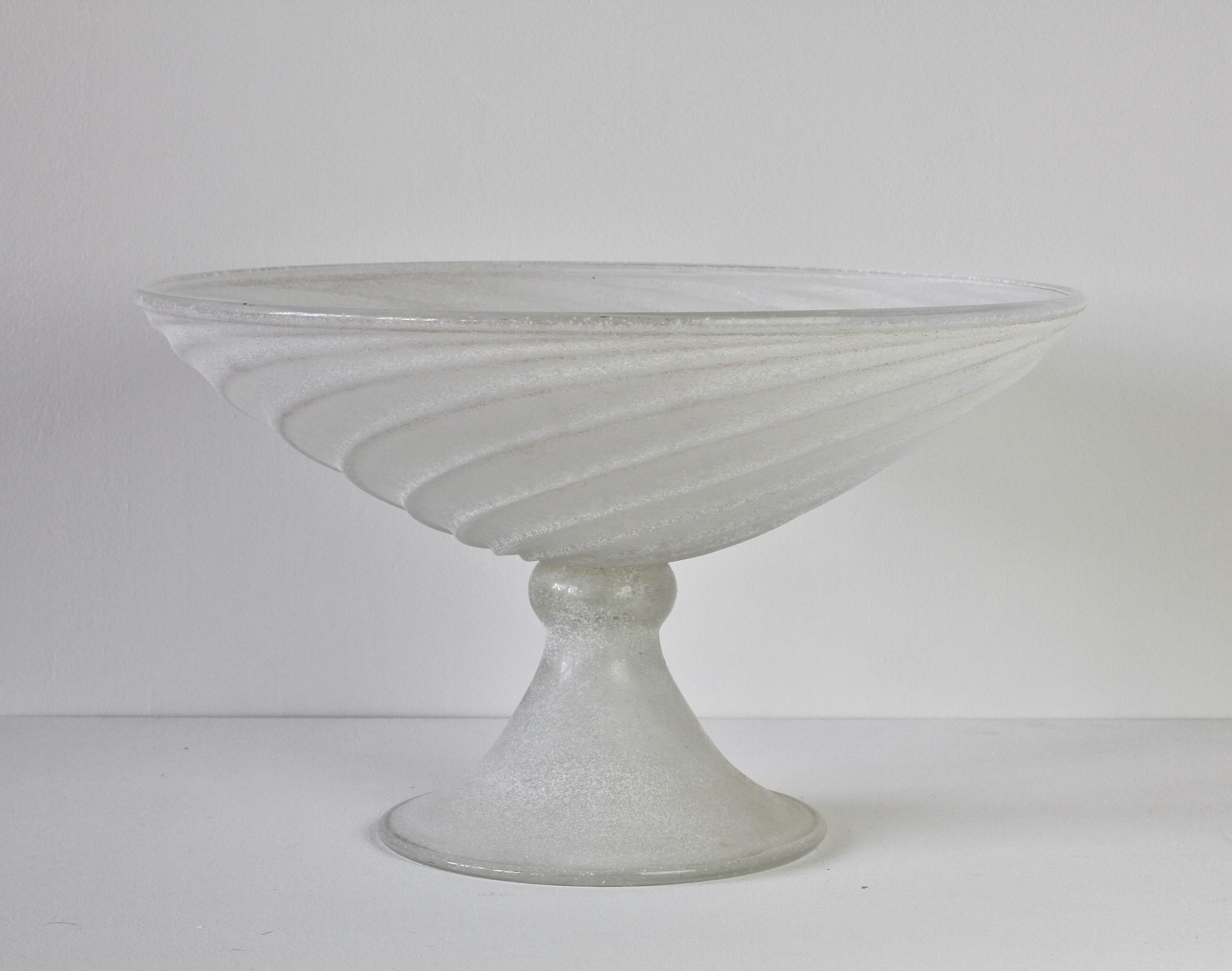 Mid-Century Modern Grand bol en verre de Murano blanc vintage Seguso Vetri d'Arte Scavo Centre de table des années 1980 en vente