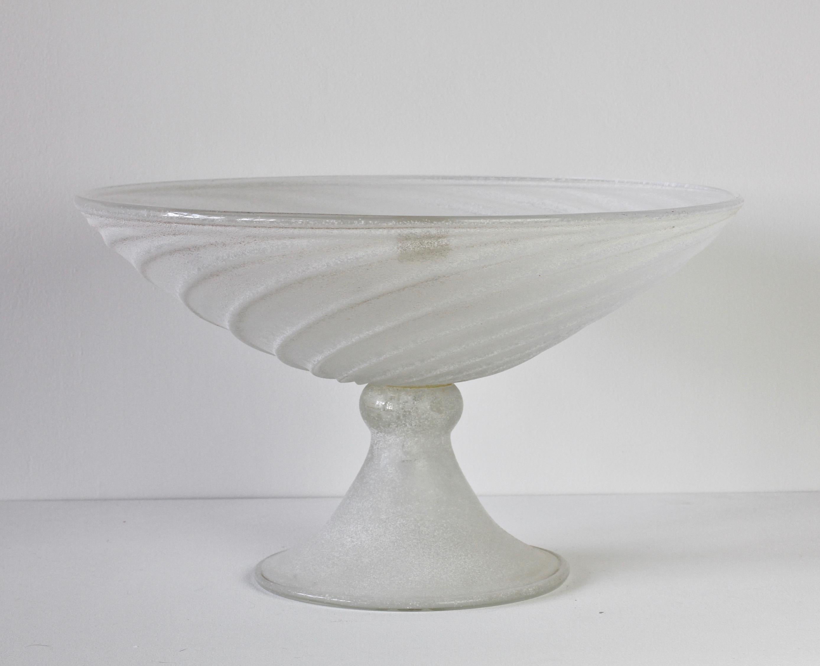 italien Grand bol en verre de Murano blanc vintage Seguso Vetri d'Arte Scavo Centre de table des années 1980 en vente
