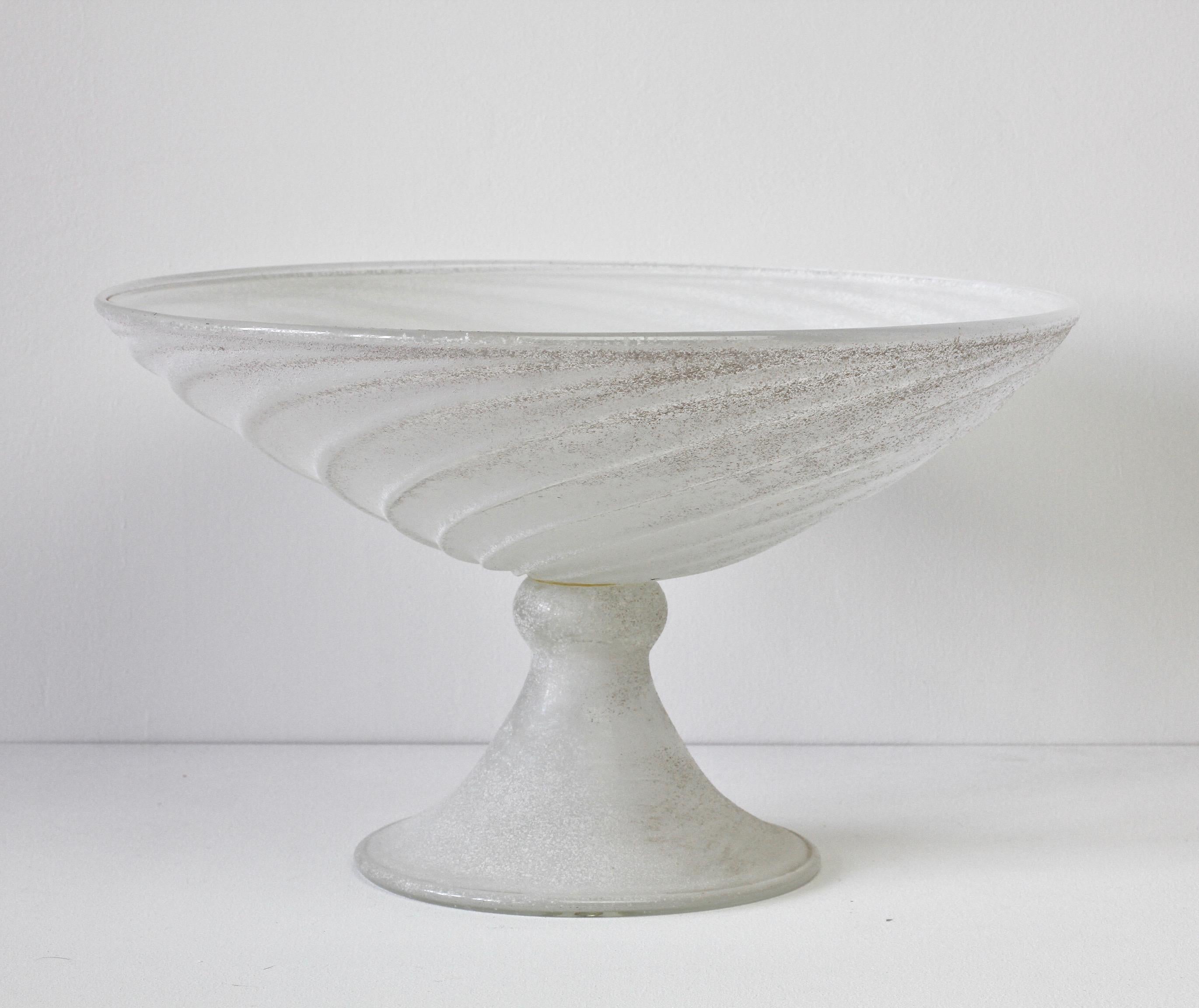 Fin du 20e siècle Grand bol en verre de Murano blanc vintage Seguso Vetri d'Arte Scavo Centre de table des années 1980 en vente
