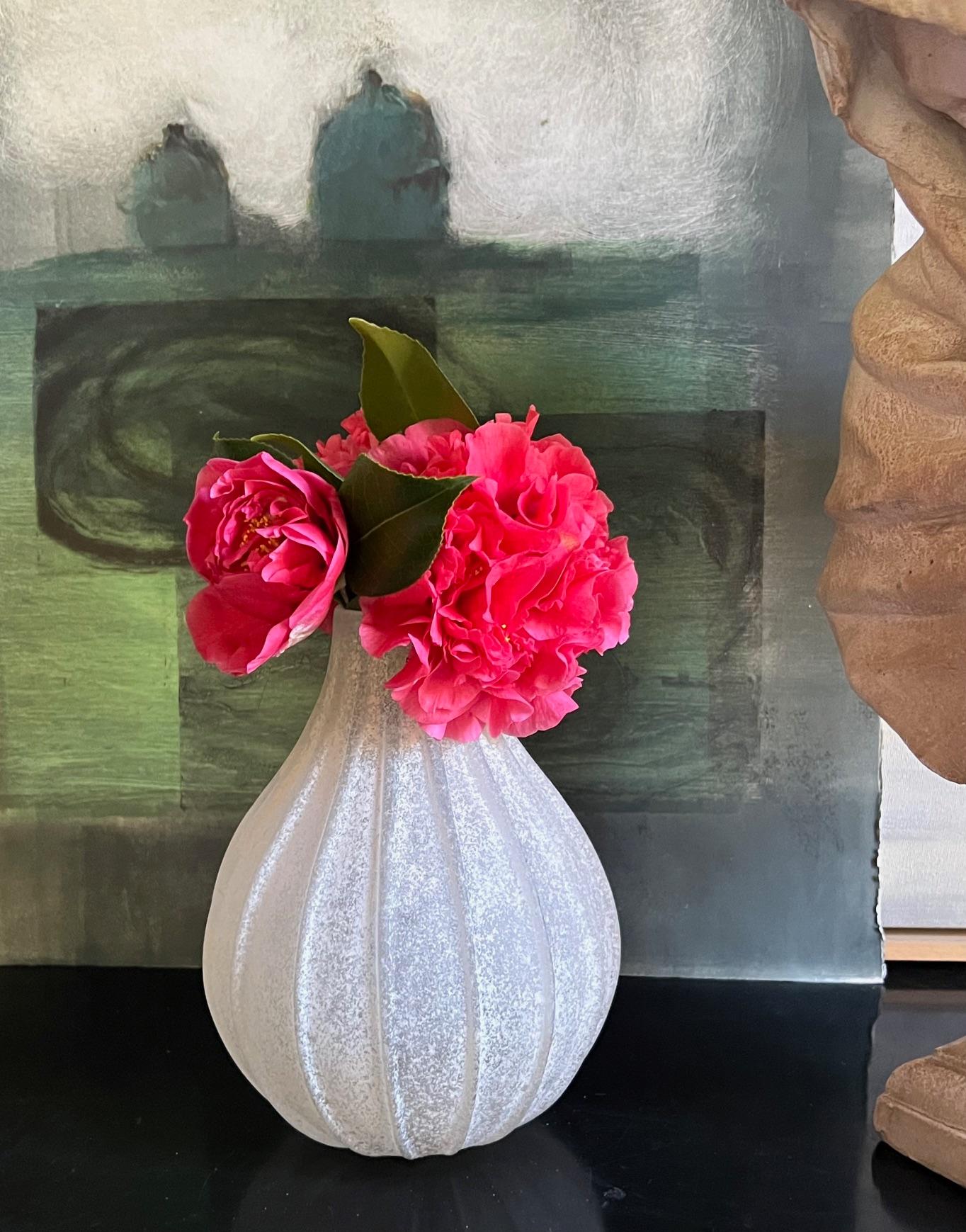 Vase aus mundgeblasenem Glas, hergestellt in Murano Italien von Seguso Vetri d'Arte im Jahr 1980 mit der Scavo-Technik. Die Vase hat ein leichtes, durchscheinendes Aussehen und ist auf der Unterseite signiert.

Die 1933 gegründete Glasmanufaktur