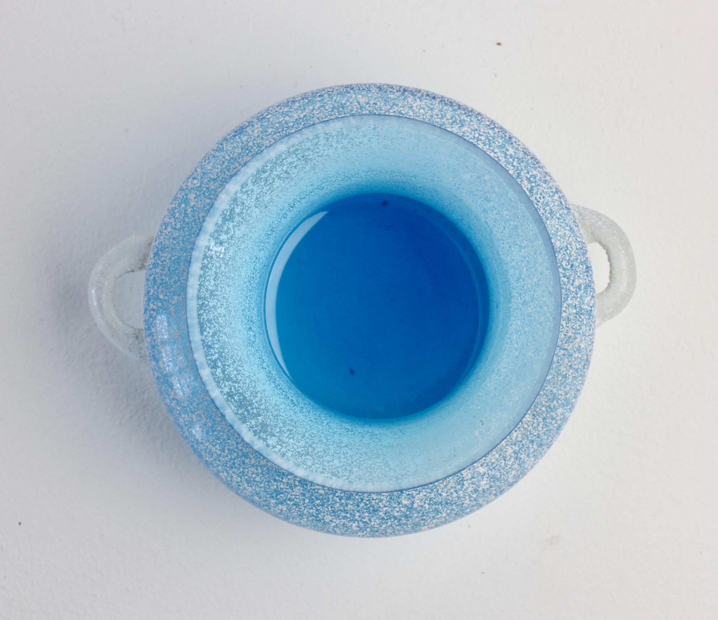 Seguso Blaue geschwungene Murano-Glasvase mit Henkeln aus der Mitte des Jahrhunderts, 'a Scavo im Angebot 6