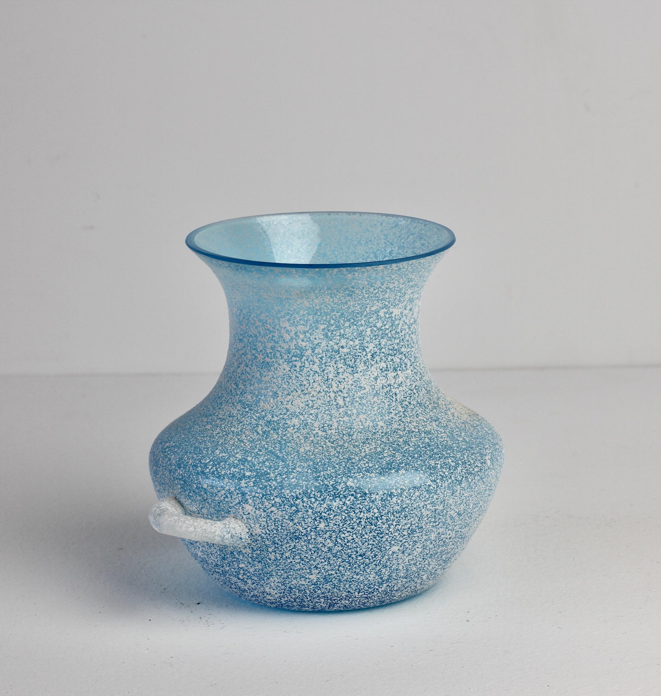 Seguso Vintage Mid-Century Blue 'a Scavo' Curved Murano Glass Vase with Handles In Good Condition For Sale In Landau an der Isar, Bayern