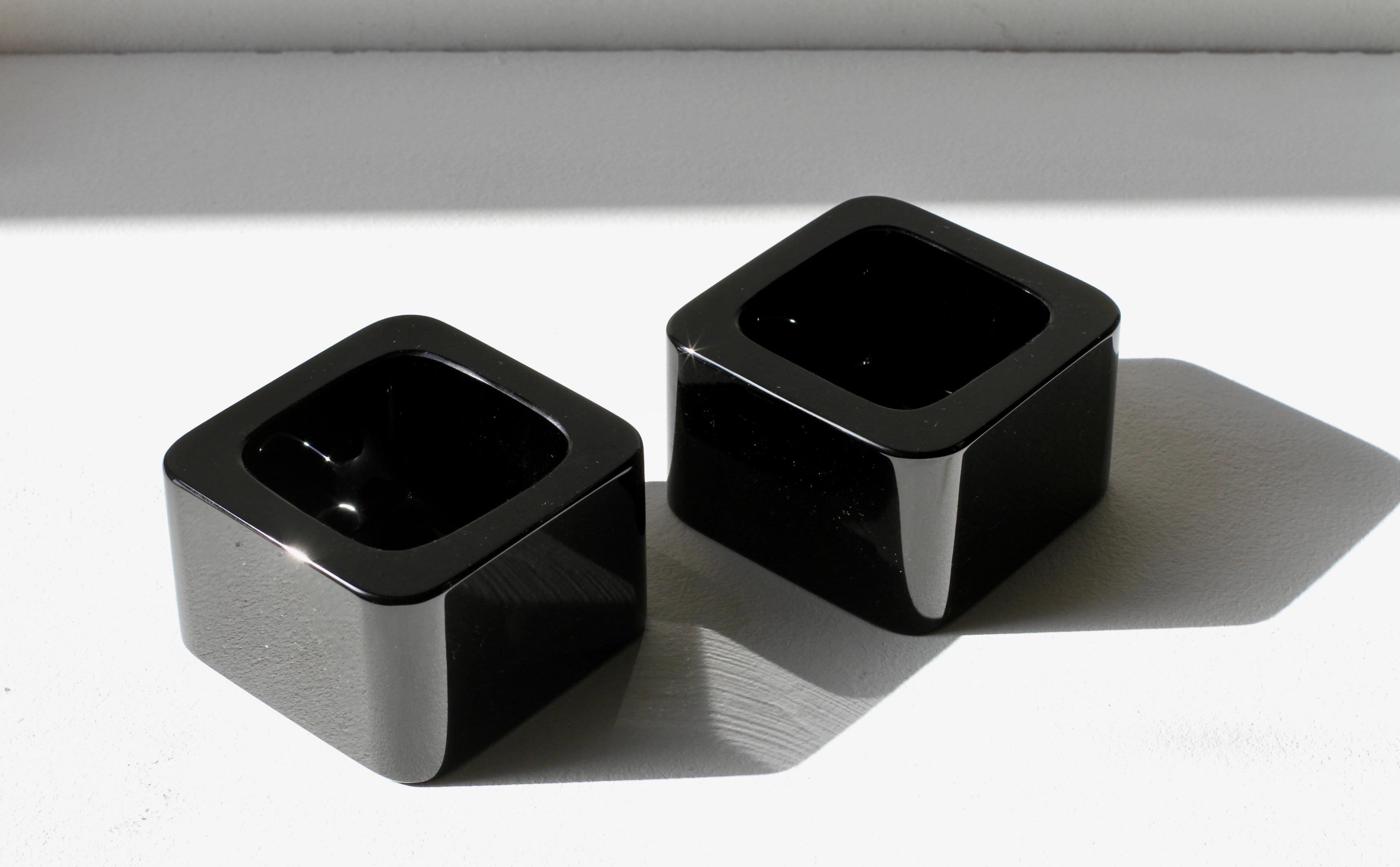 Petite pair of Karl Springer style black colored / coloured square vintage mid-century modern Murano glass bowls, dishes or ashtrays by Seguso Vetri d'Arte Murano, Italy circa 1980s. Elegant and simplistic in form. Black is a particularly difficult