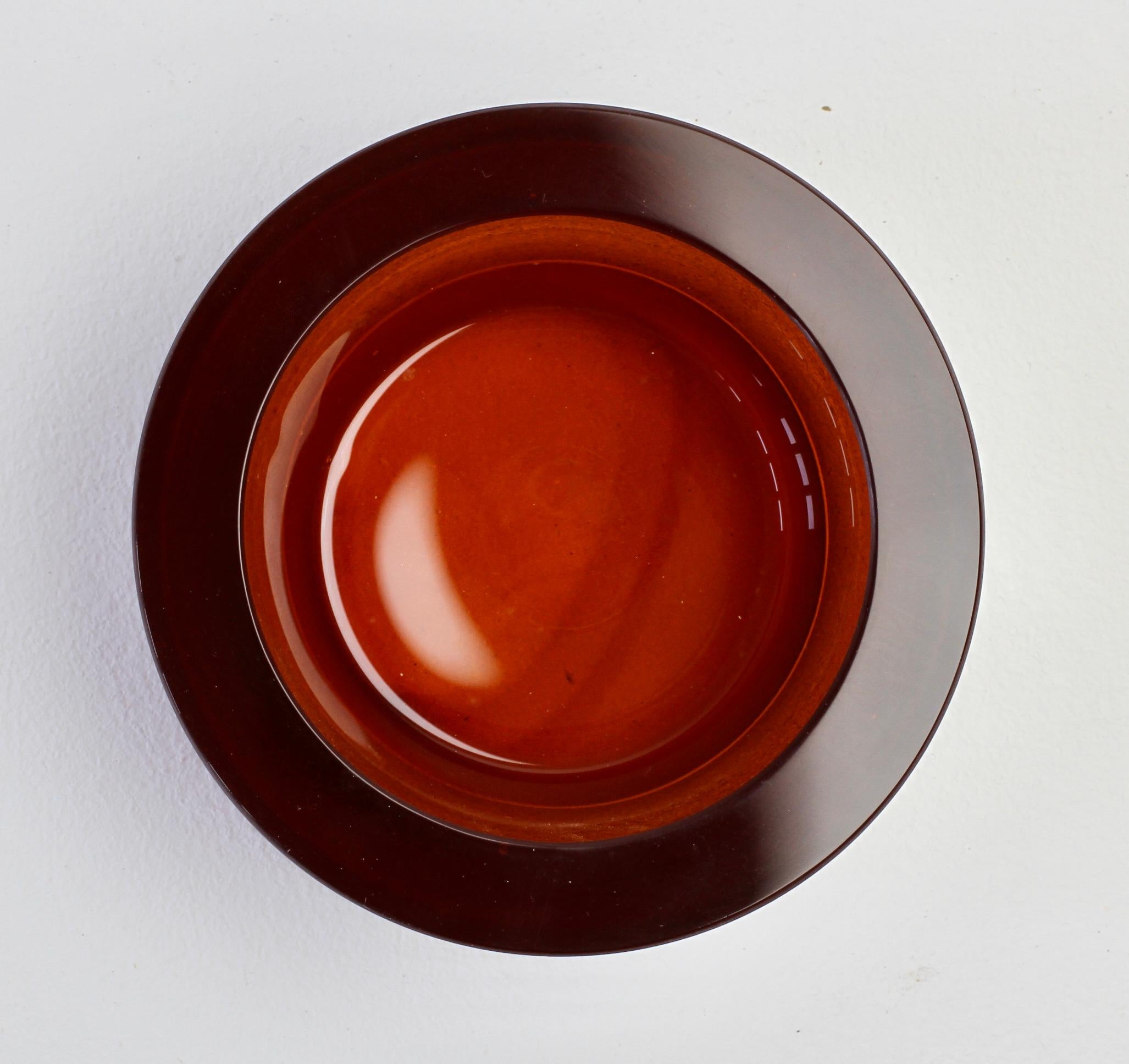 Superbe bol, plat ou cendrier circulaire en verre ambré brun miel 'a CIRCA' blanc / coloré de Seguso Vetri d'Arte Murano, Italie, vers les années 1980. Elegant dans sa forme - plutôt minimaliste mais avec un signe évident de qualité avec la lèvre